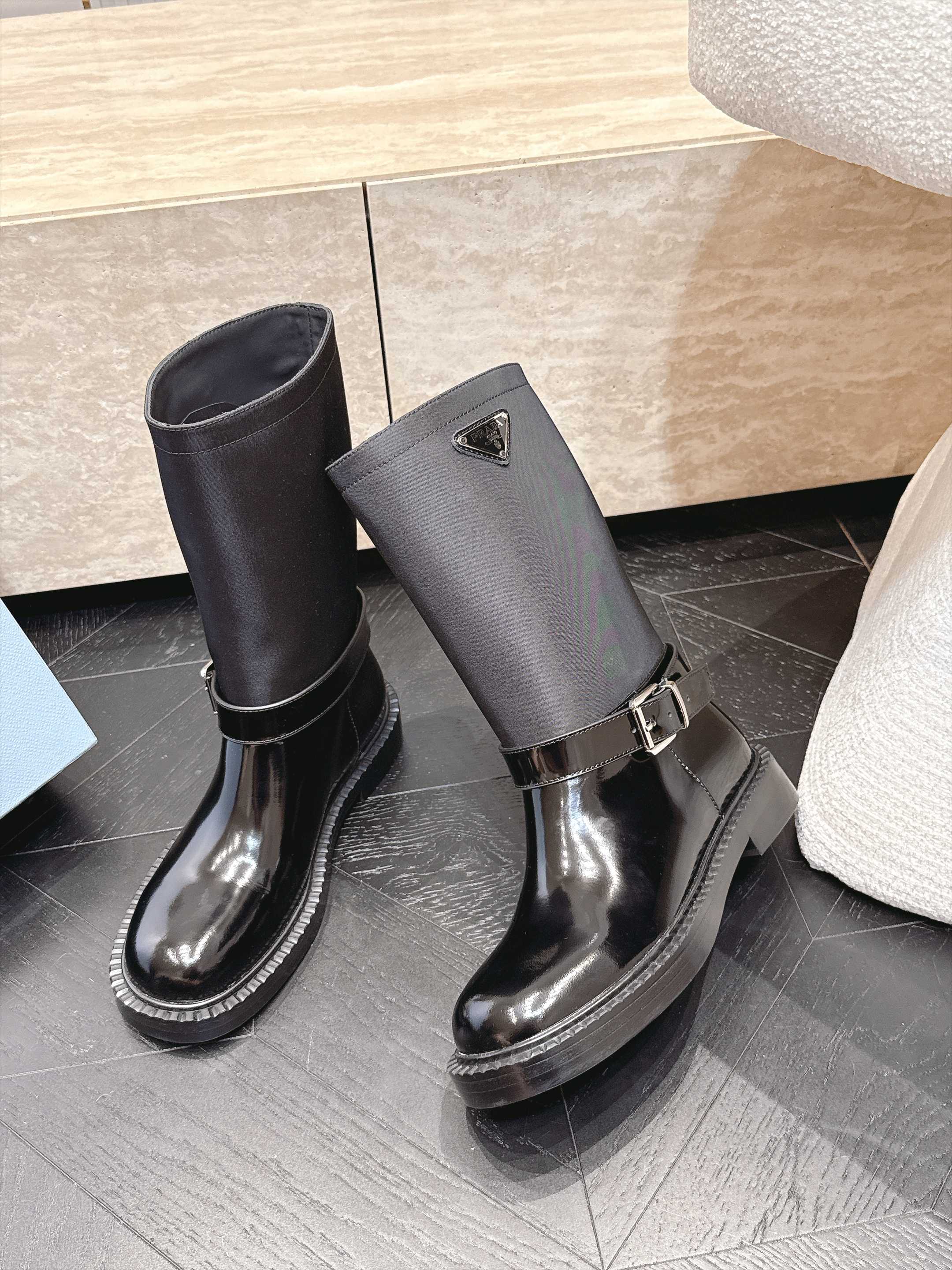 中筒 Prada/普拉达F041 2026ss秋冬最新款厚底马丁靴中筒靴长靴,非常耐看的一款 走秀款中筒靴 原版复 中筒 Prada/普拉达F041 2026ss秋冬最新款厚底马丁靴中筒靴长靴,非常耐看的一款 走秀款中筒靴 原版复