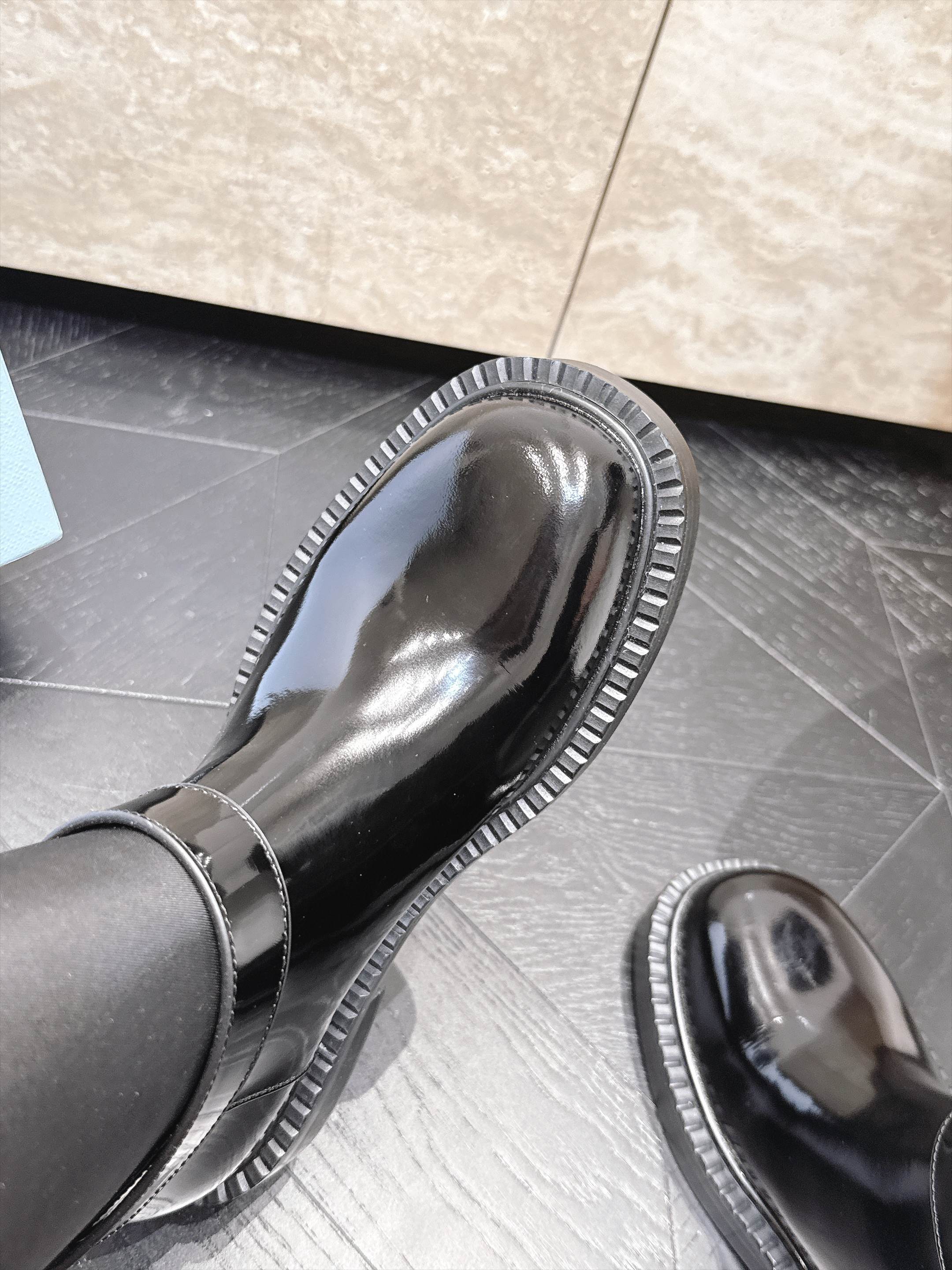 中筒 Prada/普拉达F041 2026ss秋冬最新款厚底马丁靴中筒靴长靴,非常耐看的一款 走秀款中筒靴 原版复 中筒 Prada/普拉达F041 2026ss秋冬最新款厚底马丁靴中筒靴长靴,非常耐看的一款 走秀款中筒靴 原版复