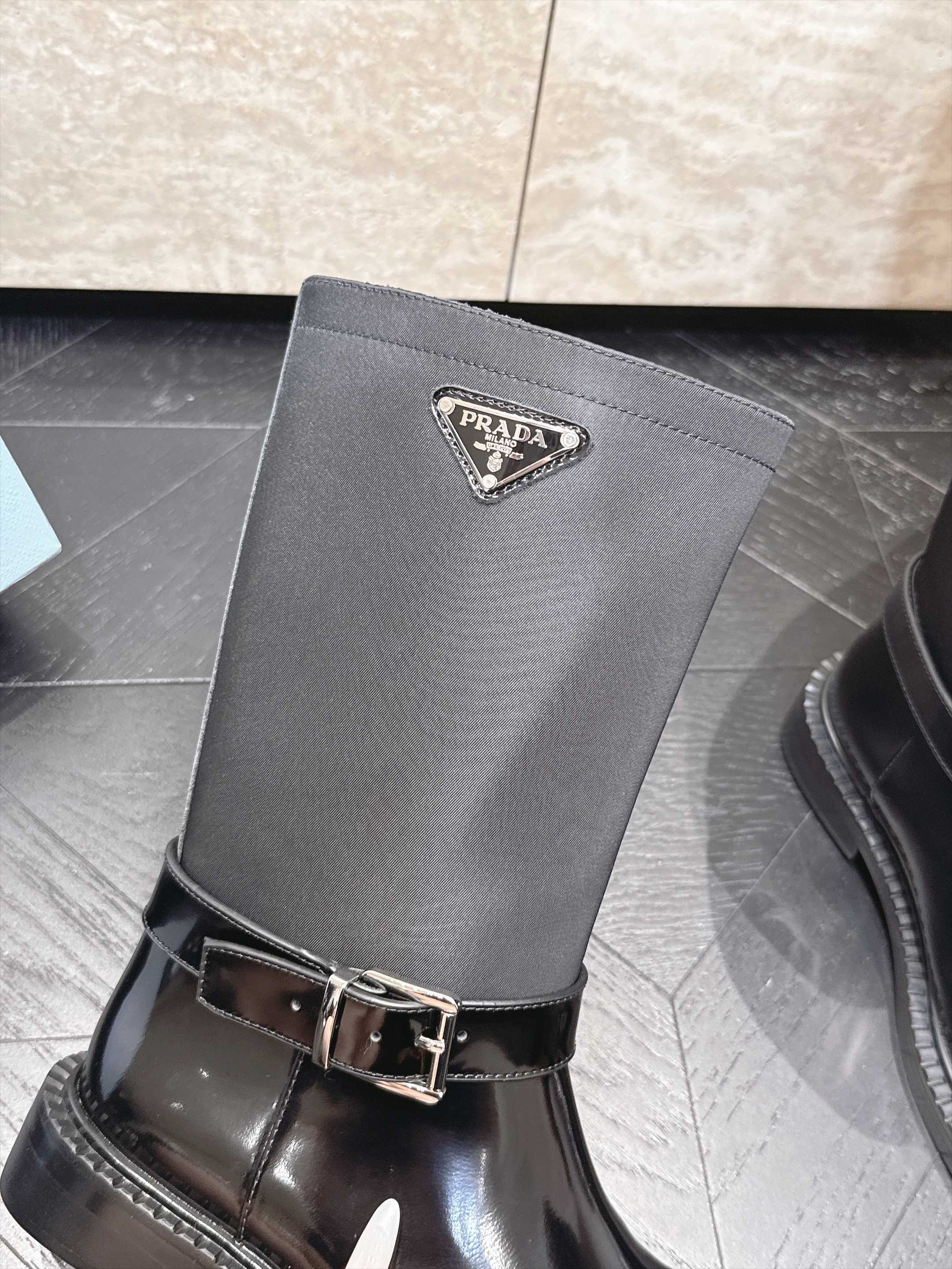 中筒 Prada/普拉达F041 2026ss秋冬最新款厚底马丁靴中筒靴长靴,非常耐看的一款 走秀款中筒靴 原版复 中筒 Prada/普拉达F041 2026ss秋冬最新款厚底马丁靴中筒靴长靴,非常耐看的一款 走秀款中筒靴 原版复