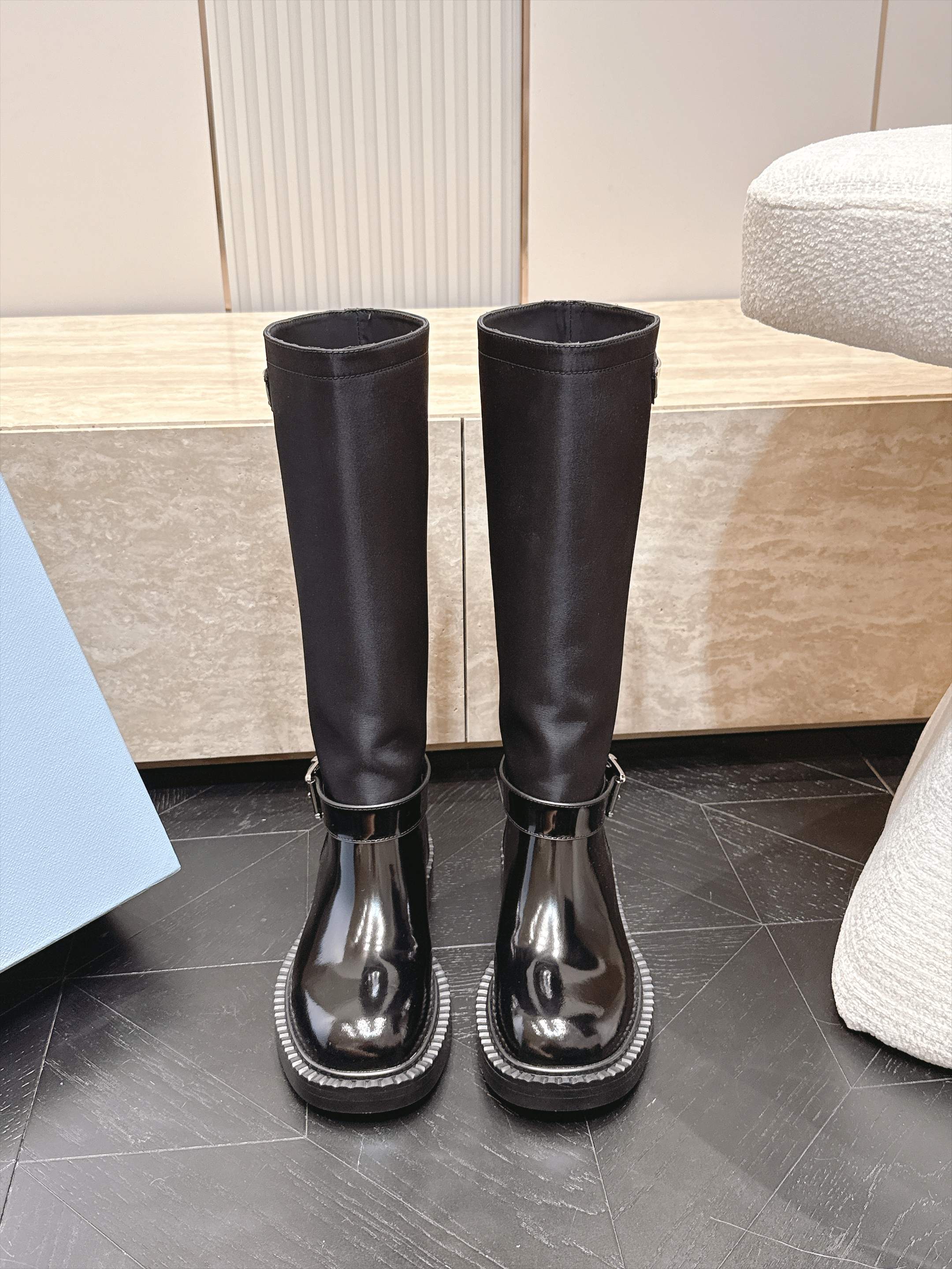 高筒    Prada/普拉达F041 2026ss秋冬最新款厚底马丁靴中筒靴长靴，非常耐看的一款 走秀款中筒靴 原版复