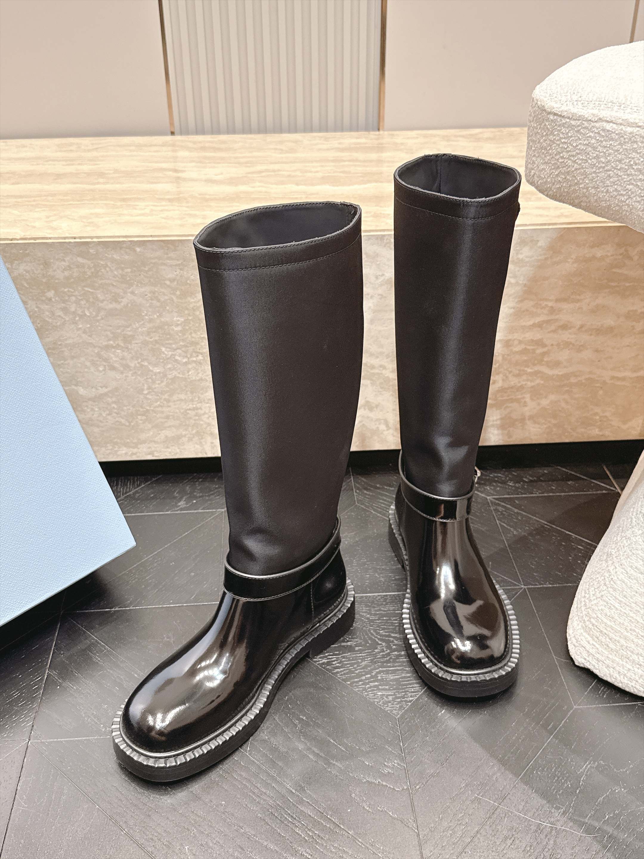 高筒    Prada/普拉达F041 2026ss秋冬最新款厚底马丁靴中筒靴长靴，非常耐看的一款 走秀款中筒靴 原版复