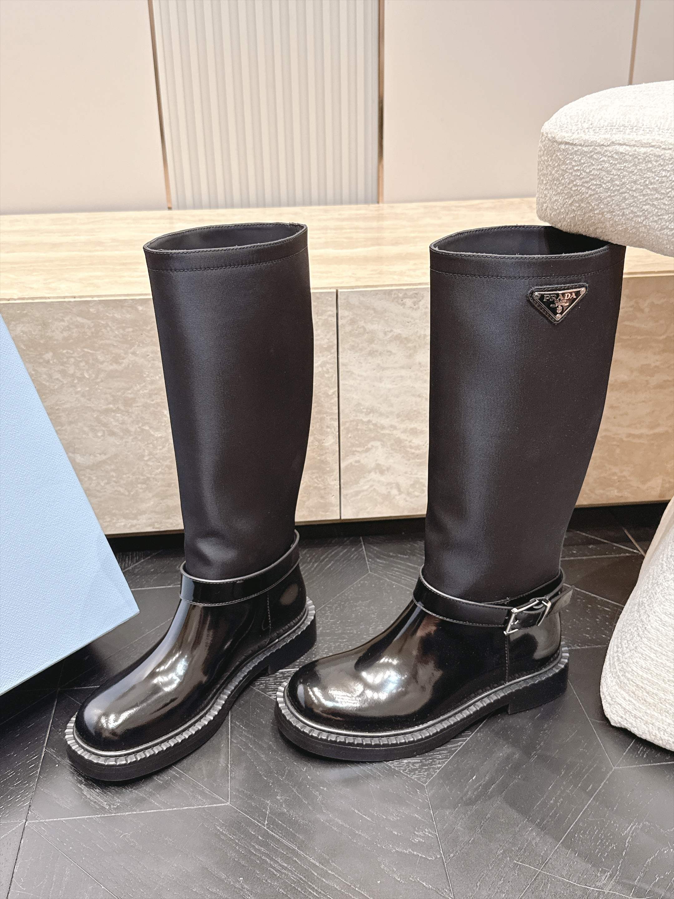 高筒    Prada/普拉达F041 2026ss秋冬最新款厚底马丁靴中筒靴长靴，非常耐看的一款 走秀款中筒靴 原版复