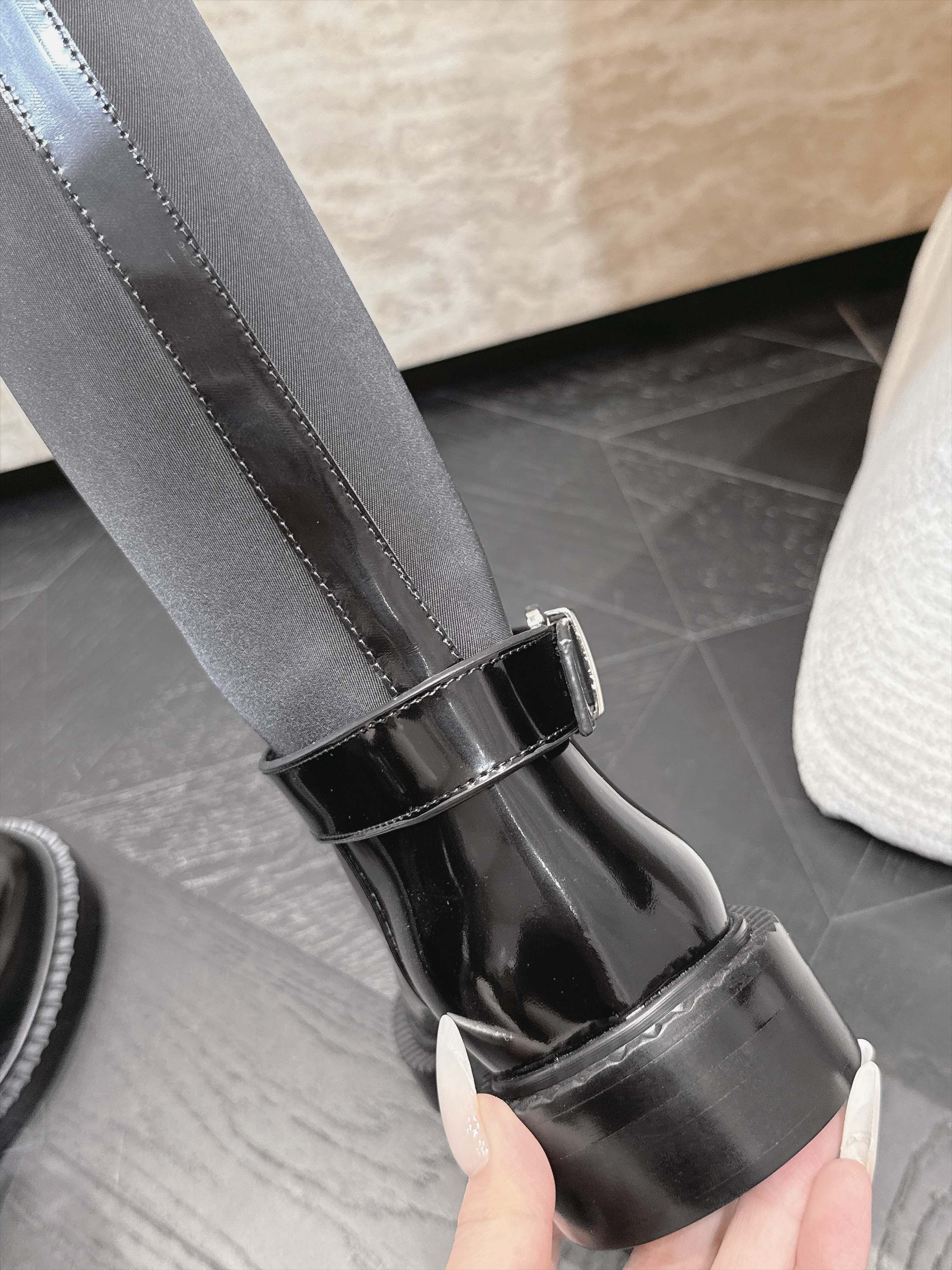 高筒    Prada/普拉达F041 2026ss秋冬最新款厚底马丁靴中筒靴长靴，非常耐看的一款 走秀款中筒靴 原版复