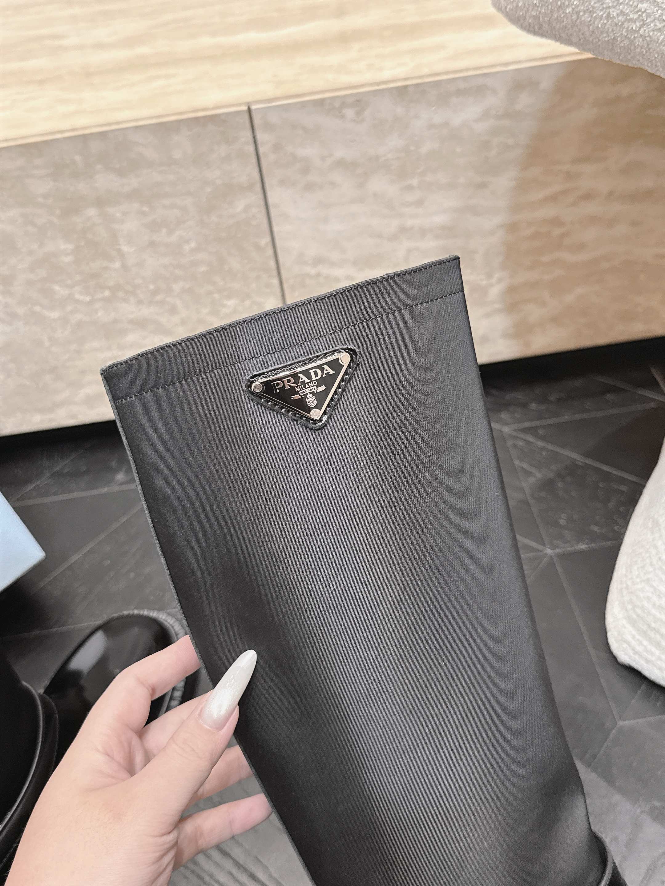 高筒    Prada/普拉达F041 2026ss秋冬最新款厚底马丁靴中筒靴长靴，非常耐看的一款 走秀款中筒靴 原版复