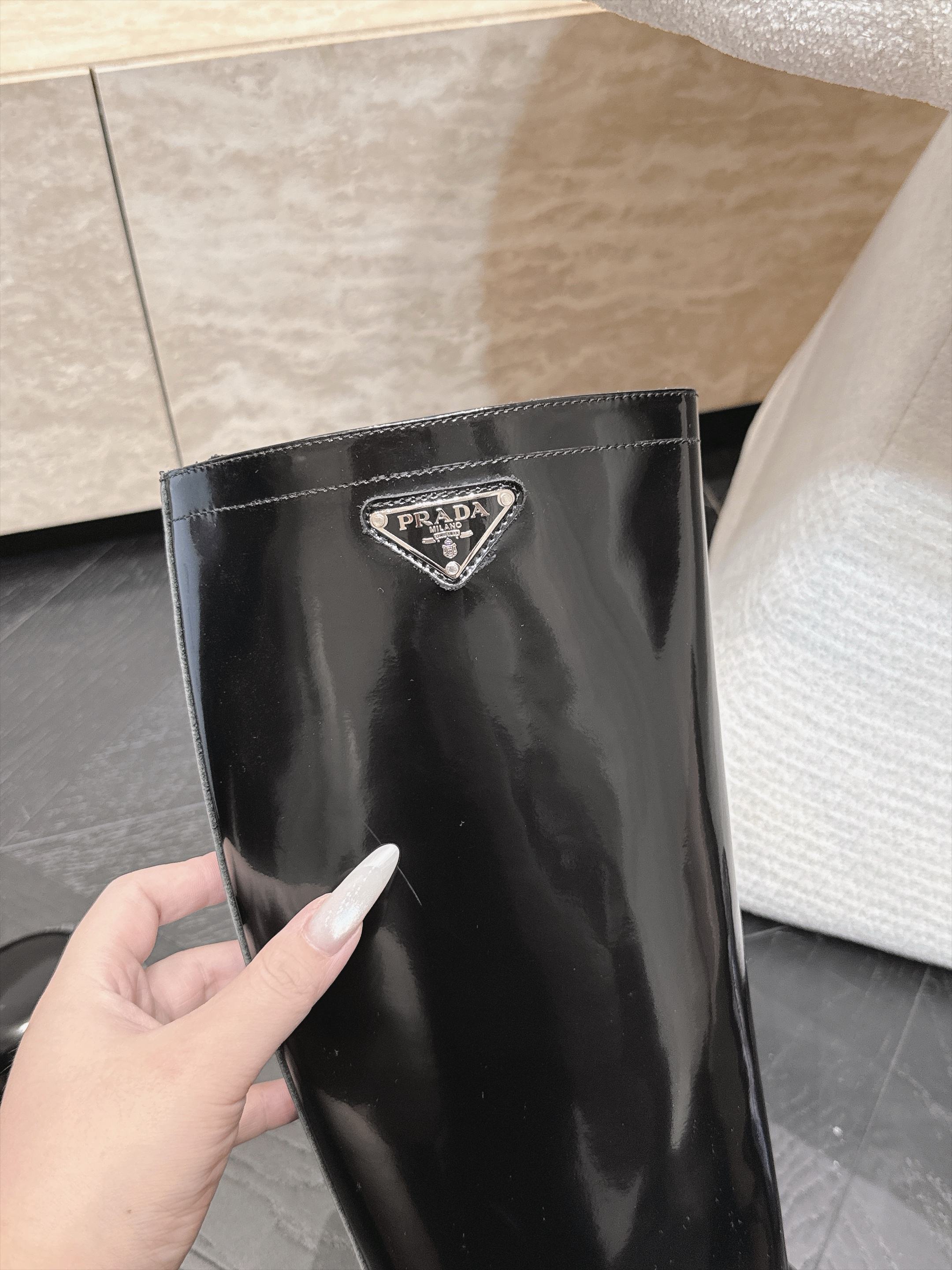 高筒 Prada/普拉达F041 2026ss秋冬最新款厚底马丁靴中筒靴长靴,非常耐看的一款 走秀款中筒靴 原版复 高筒 Prada/普拉达F041 2026ss秋冬最新款厚底马丁靴中筒靴长靴,非常耐看的一款 走秀款中筒靴 原版复