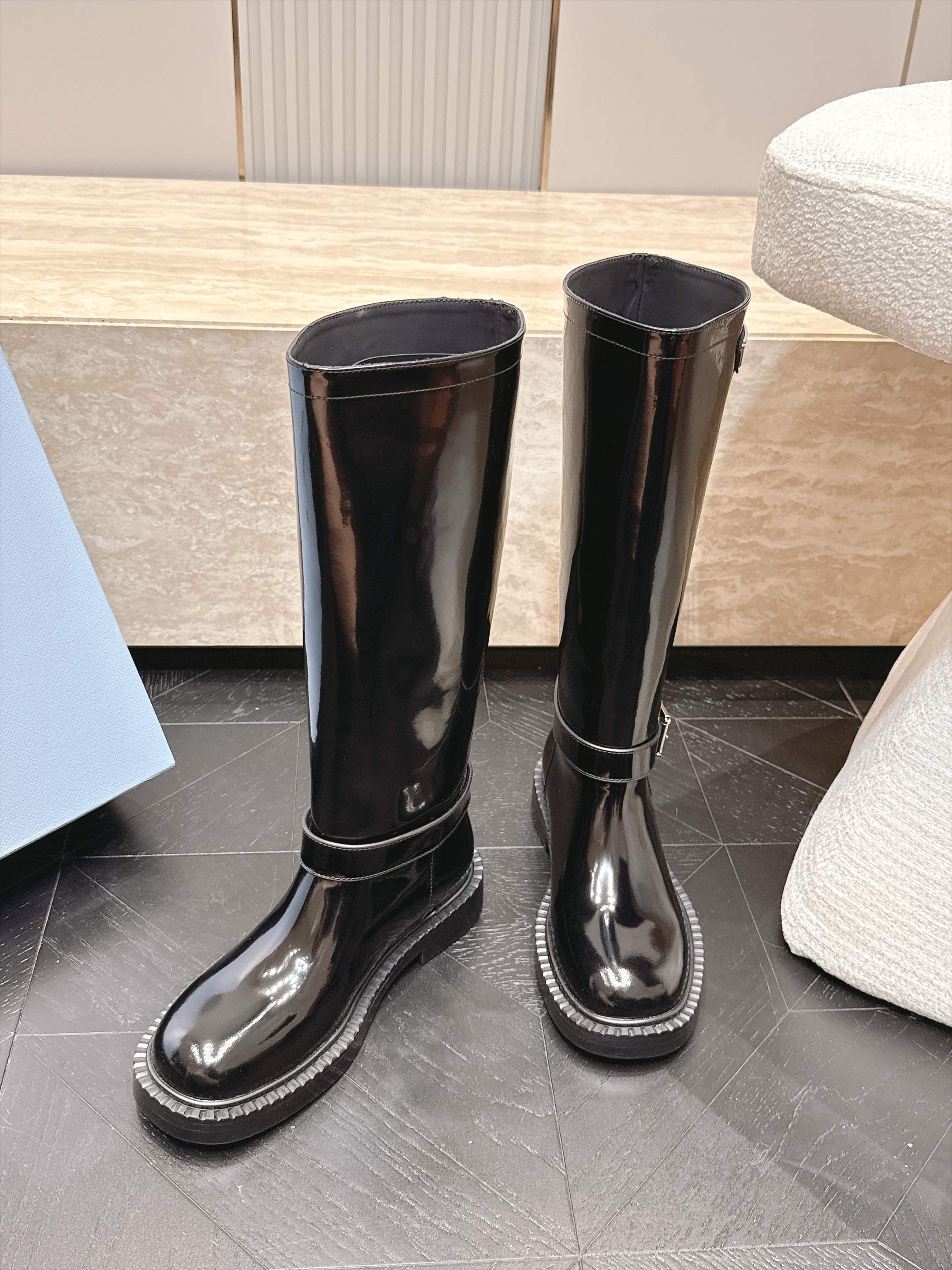 高筒 Prada/普拉达F041 2026ss秋冬最新款厚底马丁靴中筒靴长靴,非常耐看的一款 走秀款中筒靴 原版复 高筒 Prada/普拉达F041 2026ss秋冬最新款厚底马丁靴中筒靴长靴,非常耐看的一款 走秀款中筒靴 原版复