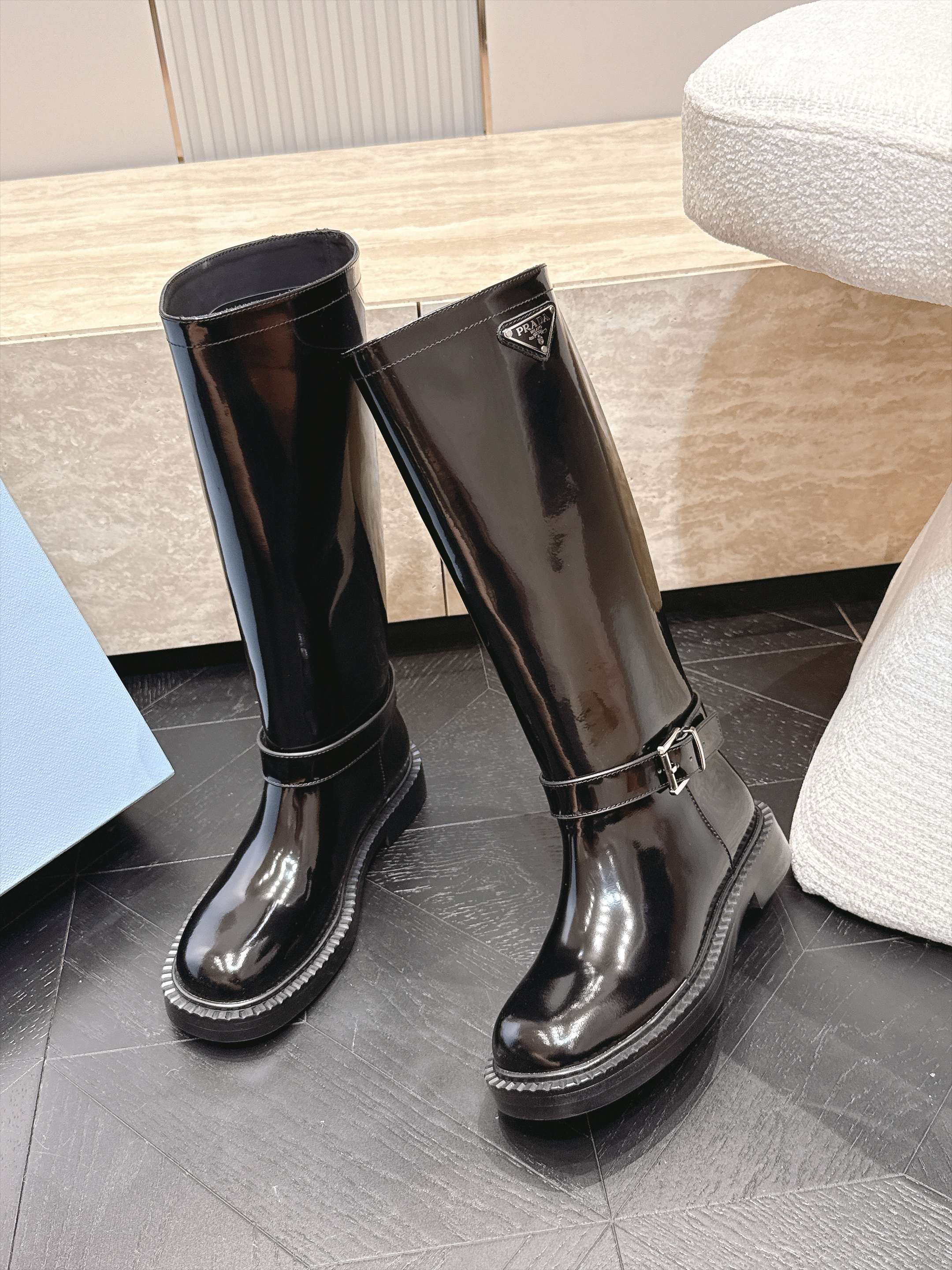 高筒 Prada/普拉达F041 2026ss秋冬最新款厚底马丁靴中筒靴长靴,非常耐看的一款 走秀款中筒靴 原版复 高筒 Prada/普拉达F041 2026ss秋冬最新款厚底马丁靴中筒靴长靴,非常耐看的一款 走秀款中筒靴 原版复