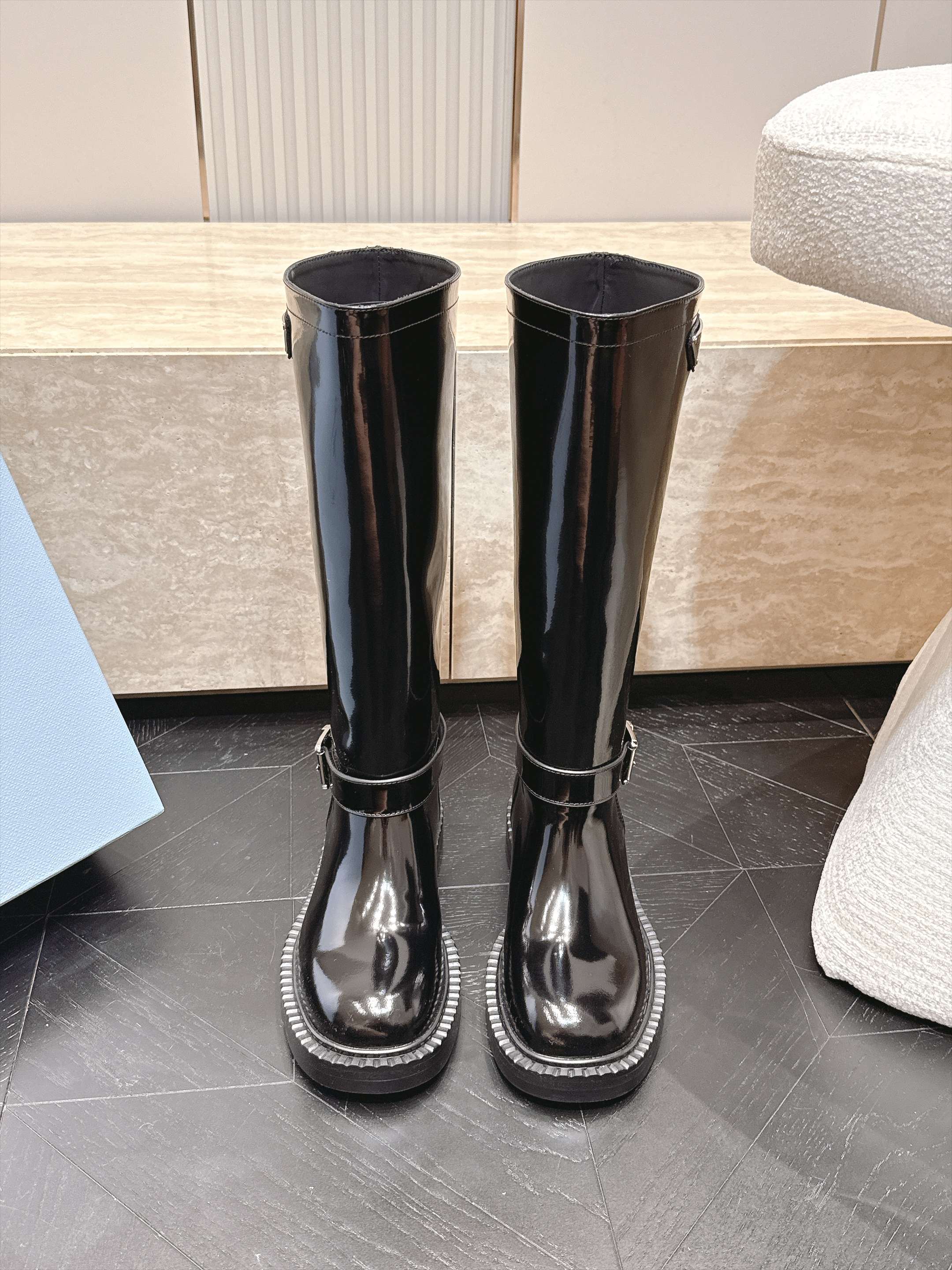 高筒    Prada/普拉达F041 2026ss秋冬最新款厚底马丁靴中筒靴长靴，非常耐看的一款 走秀款中筒靴 原版复