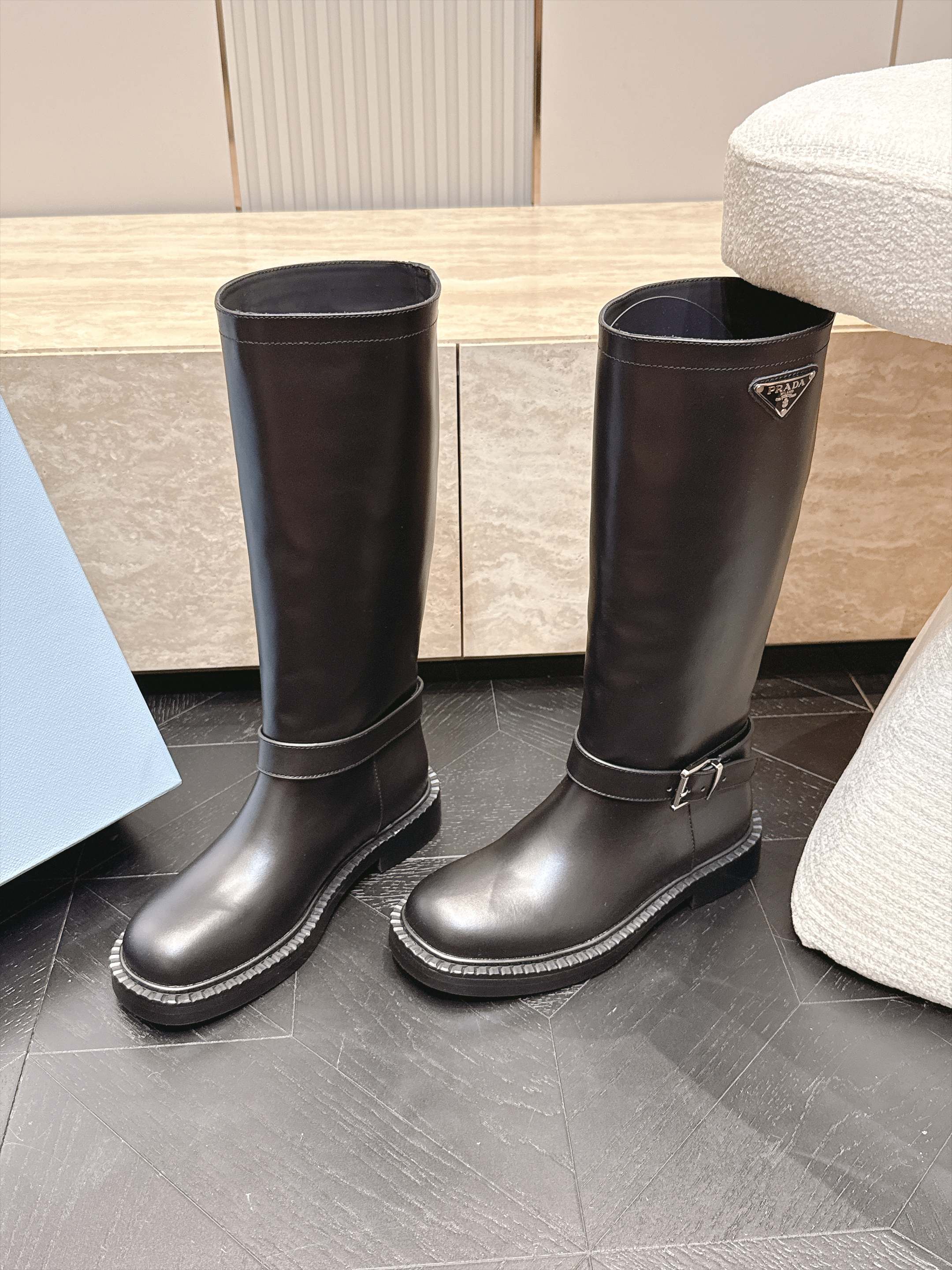 高筒 Prada/普拉达F041 2026ss秋冬最新款厚底马丁靴中筒靴长靴,非常耐看的一款 走秀款中筒靴 原版复 高筒 Prada/普拉达F041 2026ss秋冬最新款厚底马丁靴中筒靴长靴,非常耐看的一款 走秀款中筒靴 原版复