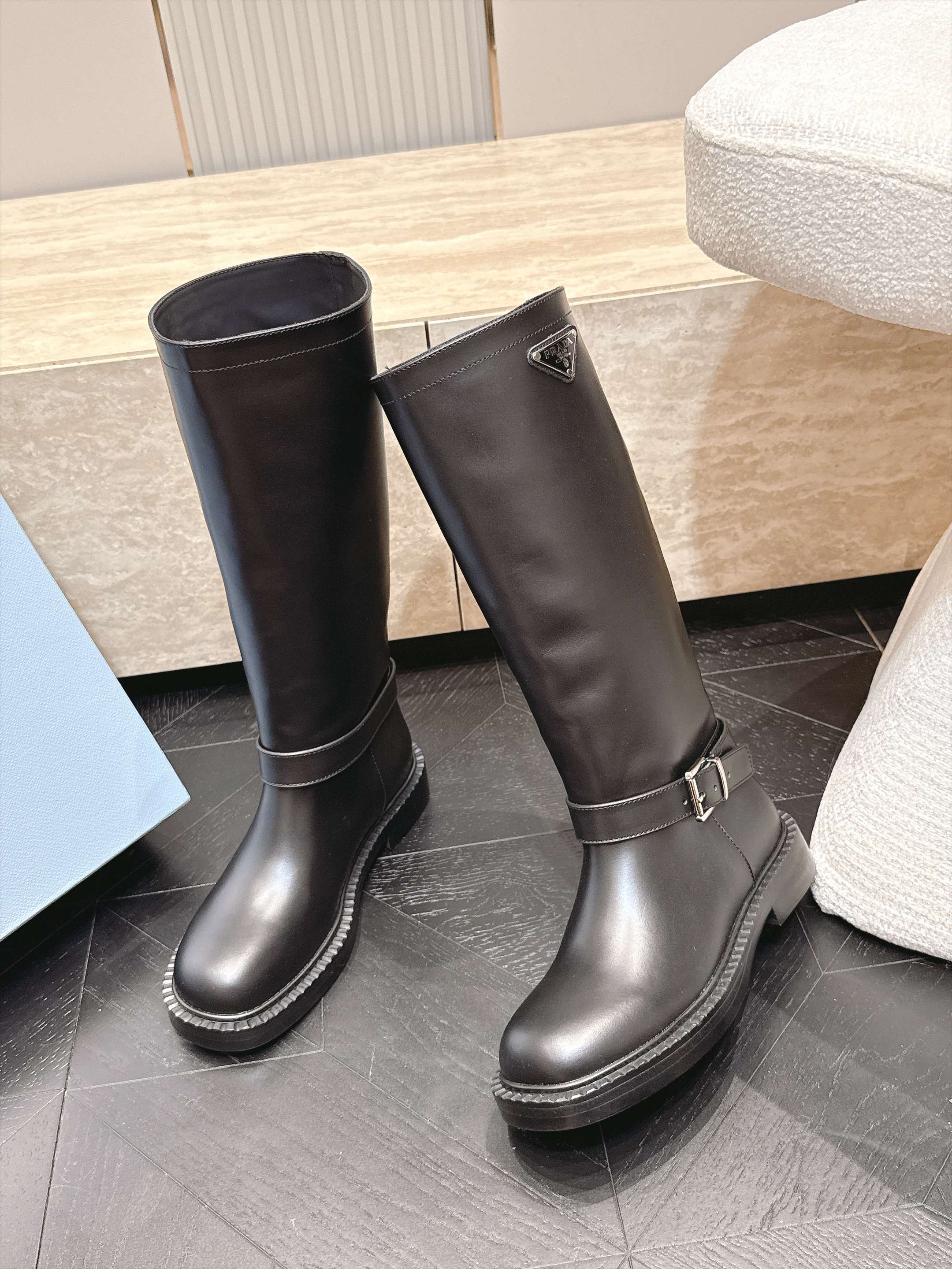 高筒 Prada/普拉达F041 2026ss秋冬最新款厚底马丁靴中筒靴长靴,非常耐看的一款 走秀款中筒靴 原版复 高筒 Prada/普拉达F041 2026ss秋冬最新款厚底马丁靴中筒靴长靴,非常耐看的一款 走秀款中筒靴 原版复