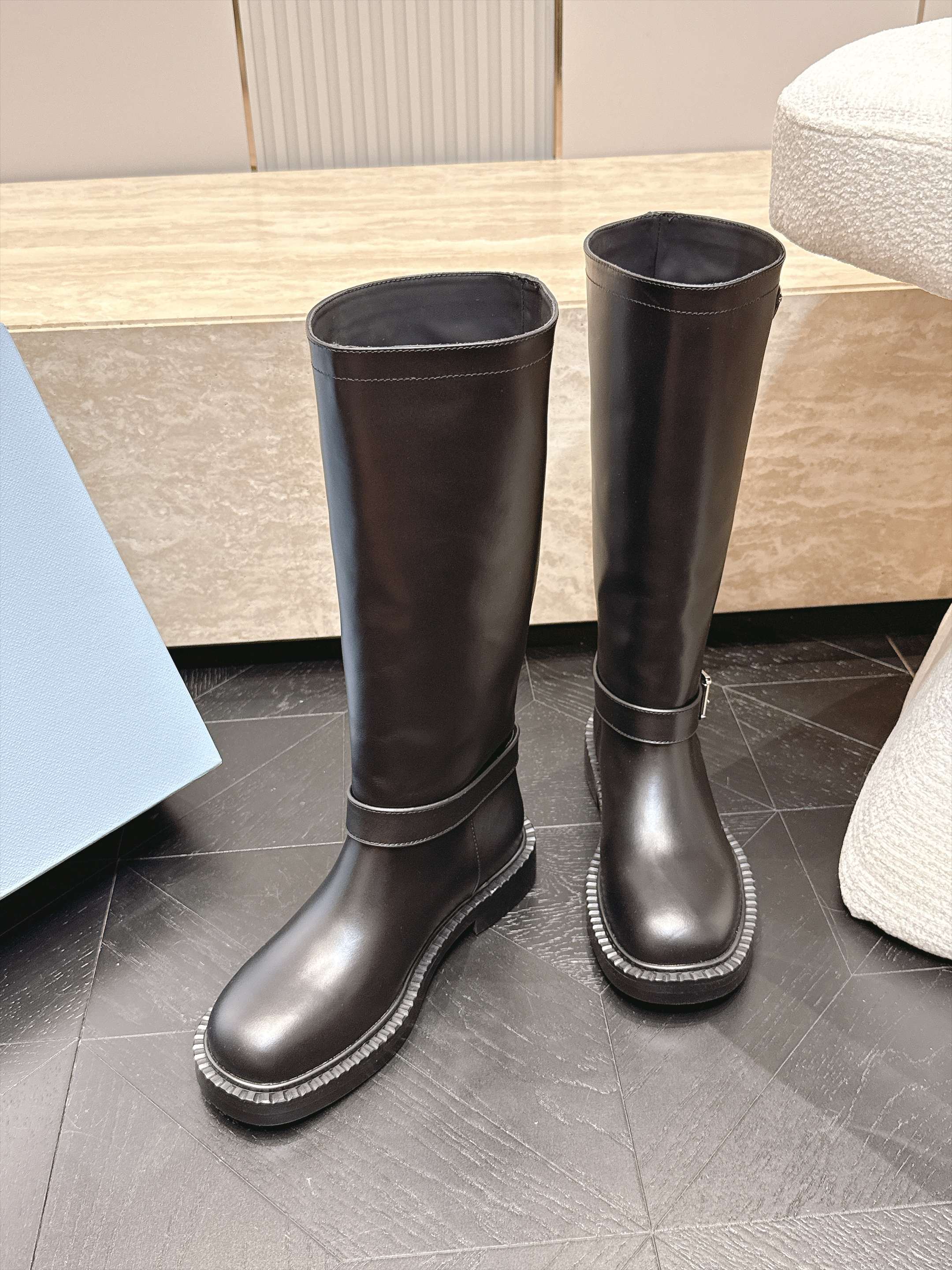 高筒 Prada/普拉达F041 2026ss秋冬最新款厚底马丁靴中筒靴长靴,非常耐看的一款 走秀款中筒靴 原版复 高筒 Prada/普拉达F041 2026ss秋冬最新款厚底马丁靴中筒靴长靴,非常耐看的一款 走秀款中筒靴 原版复