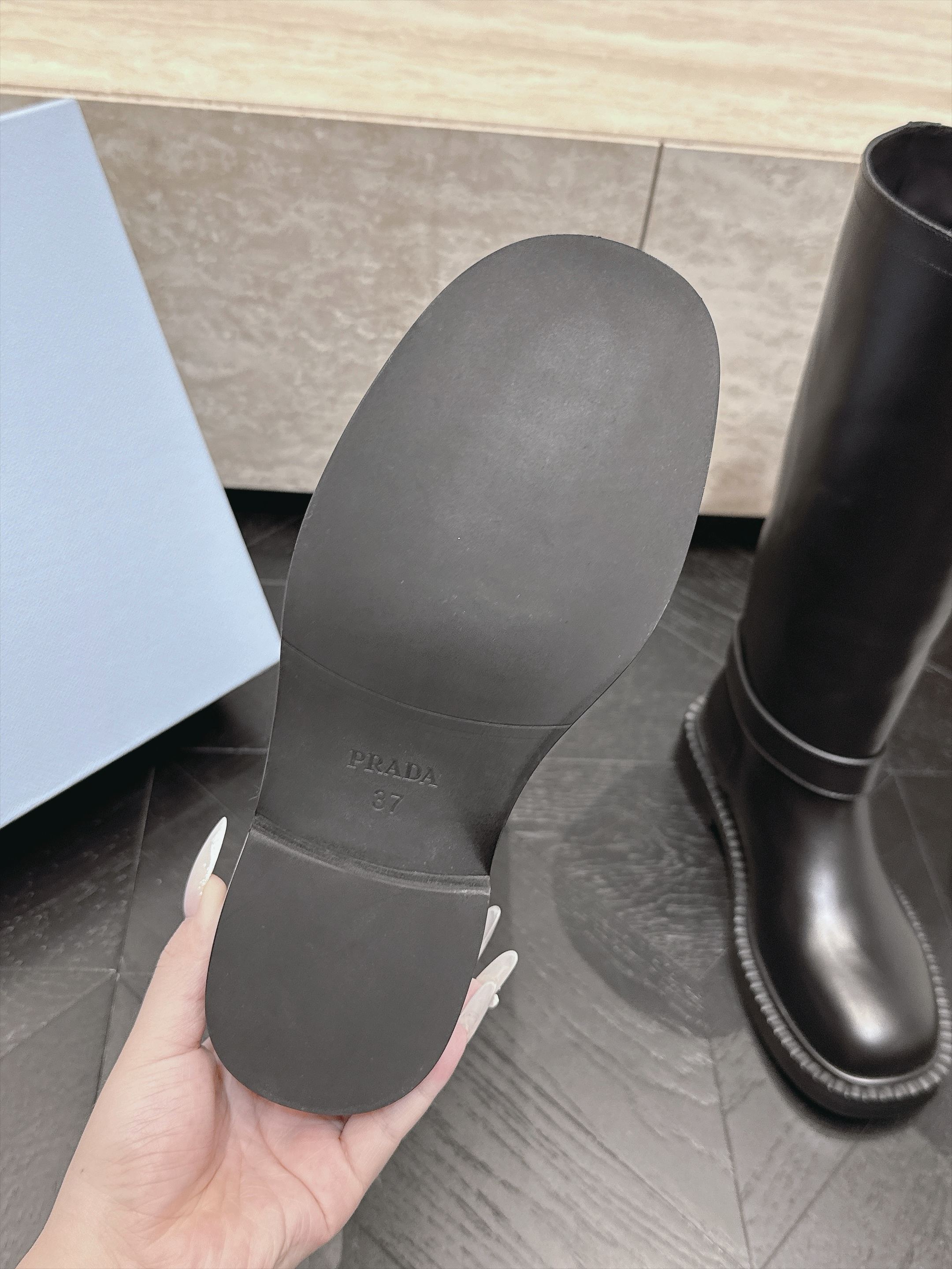 高筒 Prada/普拉达F041 2026ss秋冬最新款厚底马丁靴中筒靴长靴,非常耐看的一款 走秀款中筒靴 原版复 高筒 Prada/普拉达F041 2026ss秋冬最新款厚底马丁靴中筒靴长靴,非常耐看的一款 走秀款中筒靴 原版复