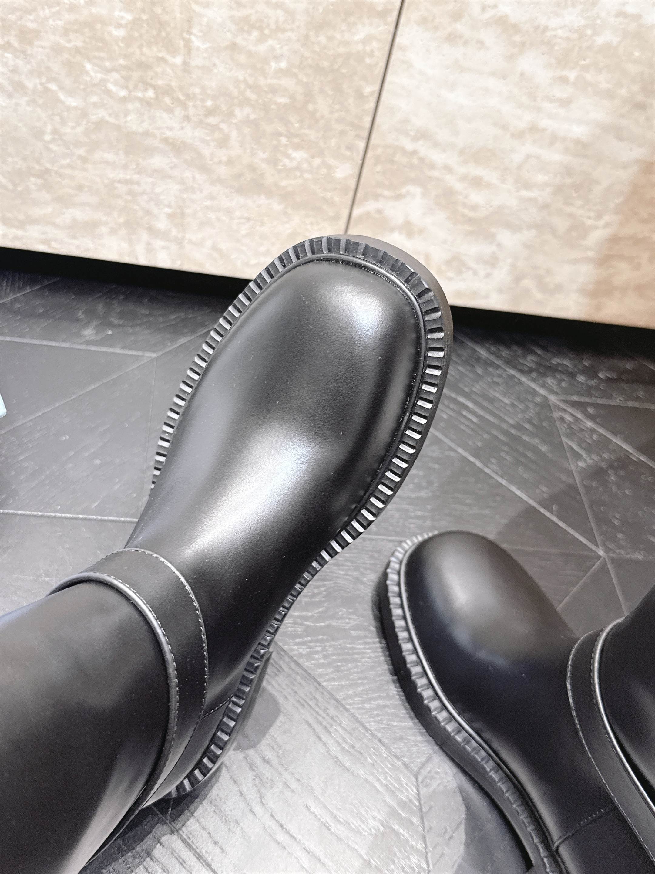 高筒 Prada/普拉达F041 2026ss秋冬最新款厚底马丁靴中筒靴长靴,非常耐看的一款 走秀款中筒靴 原版复 高筒 Prada/普拉达F041 2026ss秋冬最新款厚底马丁靴中筒靴长靴,非常耐看的一款 走秀款中筒靴 原版复