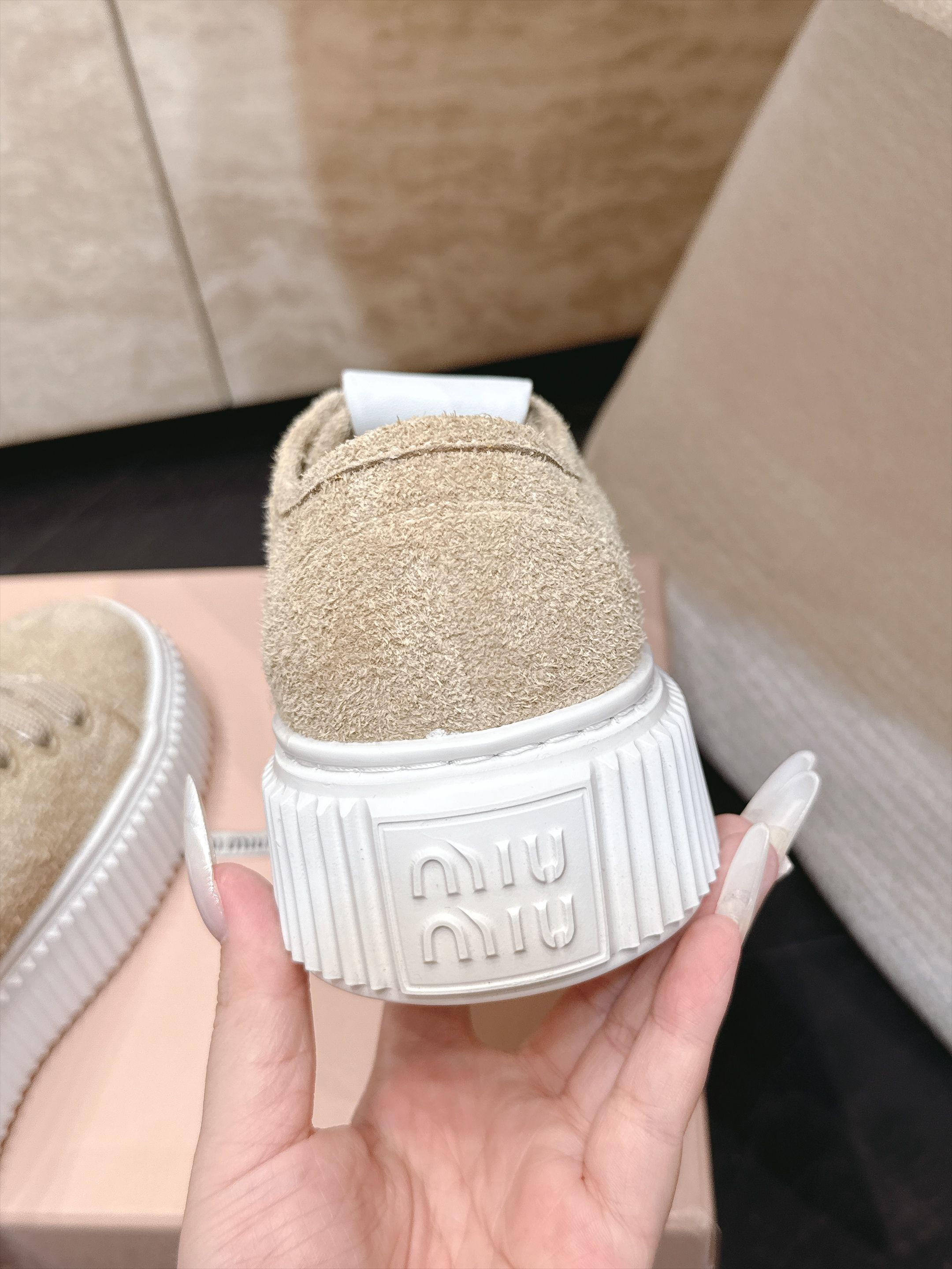 Miumiu 2026新款 厚底饼干鞋 满帮单鞋 最新走秀款,经典升级 舒适度与时髦度并存 每个颜色搭配都好看,设计搭配 Miumiu 2026新款 厚底饼干鞋 满帮单鞋 最新走秀款,经典升级 舒适度与时髦度并存 每个颜色搭配都好看,设计搭配