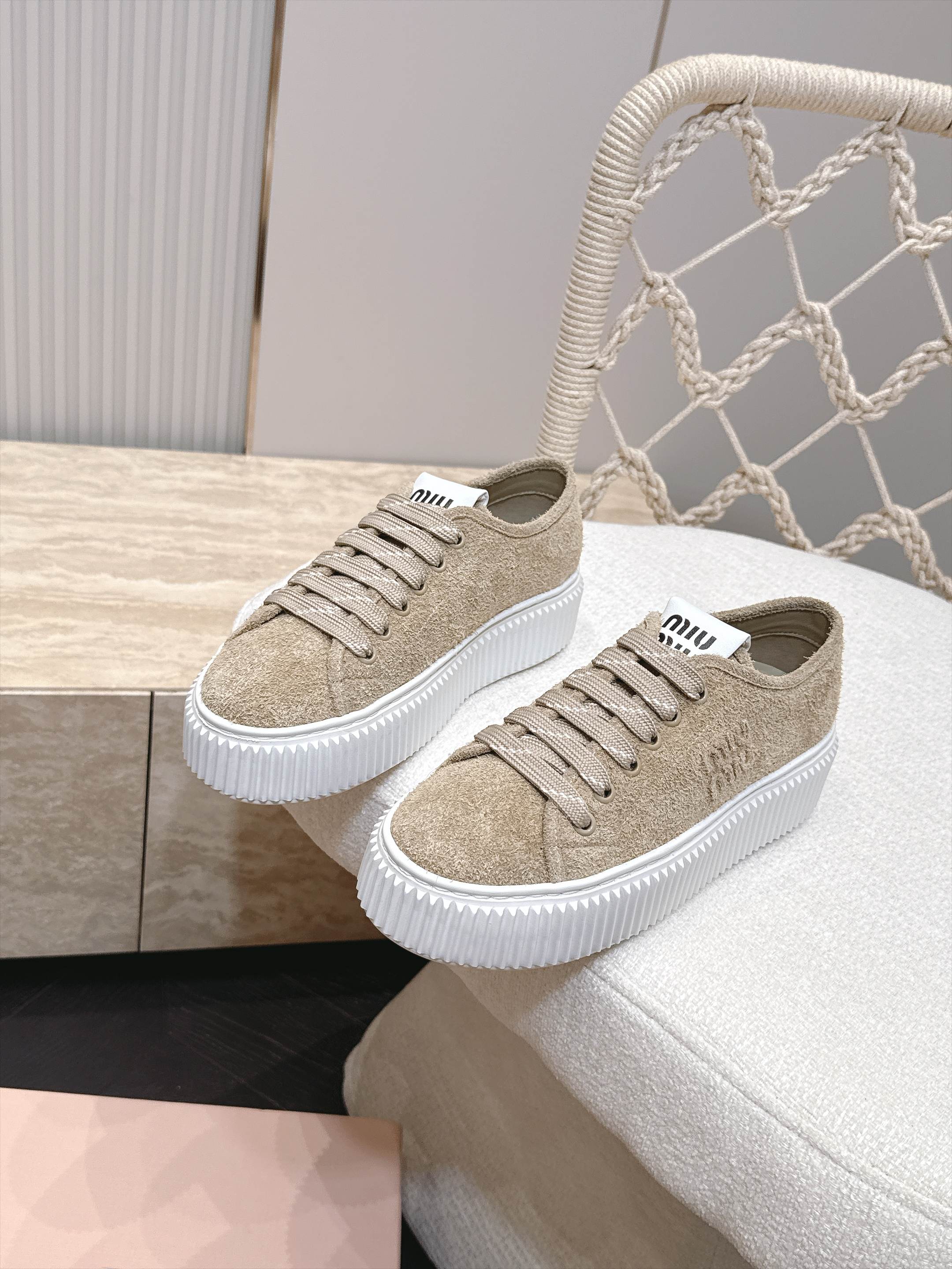 Miumiu 2026新款 厚底饼干鞋 满帮单鞋 最新走秀款,经典升级 舒适度与时髦度并存 每个颜色搭配都好看,设计搭配 Miumiu 2026新款 厚底饼干鞋 满帮单鞋 最新走秀款,经典升级 舒适度与时髦度并存 每个颜色搭配都好看,设计搭配
