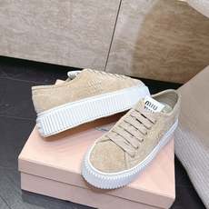 Miumiu 2026新款 厚底饼干鞋 满帮单鞋 最新走秀款,经典升级 舒适度与时髦度并存 每个颜色搭配都好看,设计搭配 Miumiu 2026新款 厚底饼干鞋 满帮单鞋 最新走秀款,经典升级 舒适度与时髦度并存 每个颜色搭配都好看,设计搭配