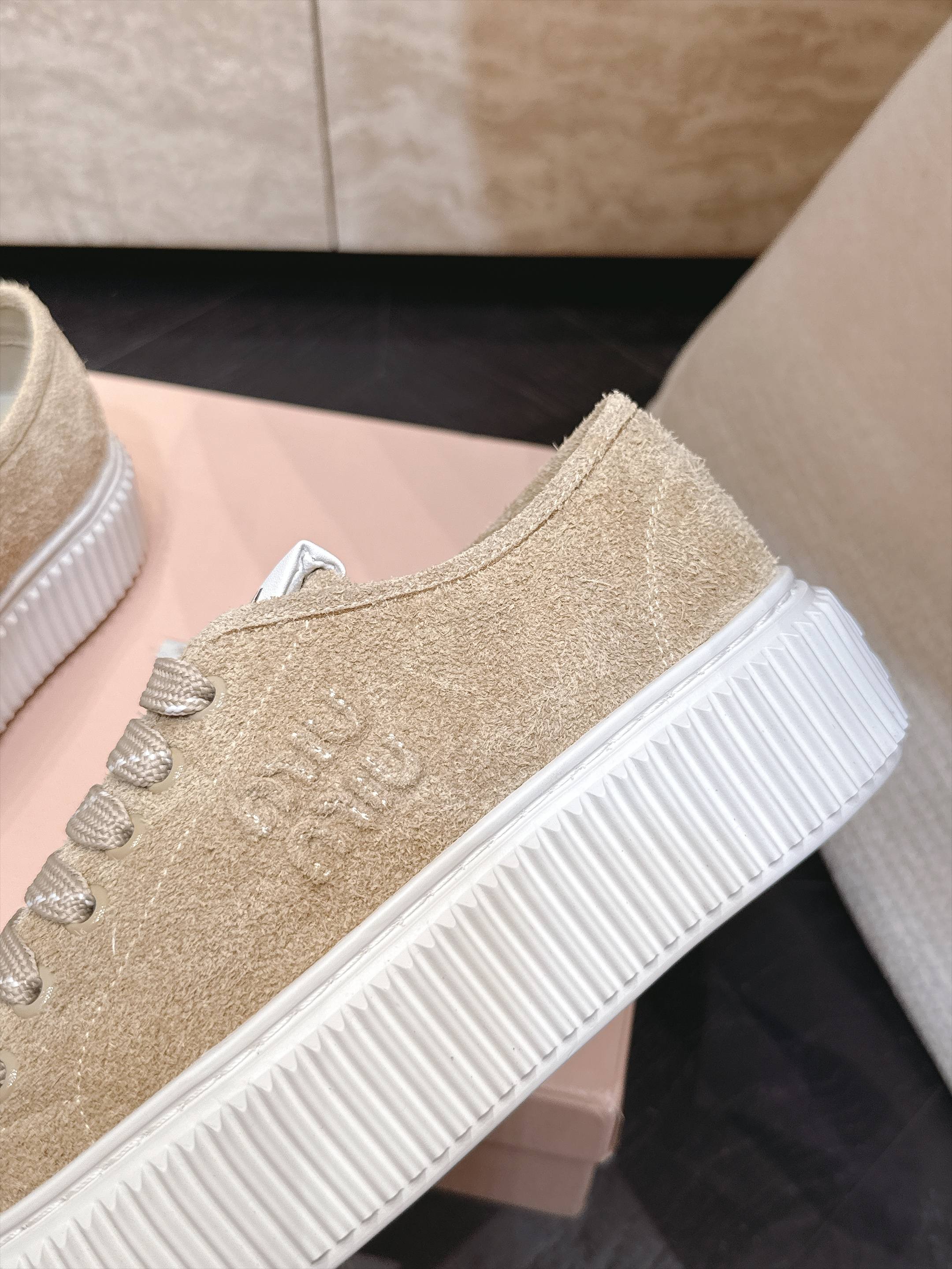 Miumiu 2026新款 厚底饼干鞋 满帮单鞋 最新走秀款,经典升级 舒适度与时髦度并存 每个颜色搭配都好看,设计搭配 Miumiu 2026新款 厚底饼干鞋 满帮单鞋 最新走秀款,经典升级 舒适度与时髦度并存 每个颜色搭配都好看,设计搭配