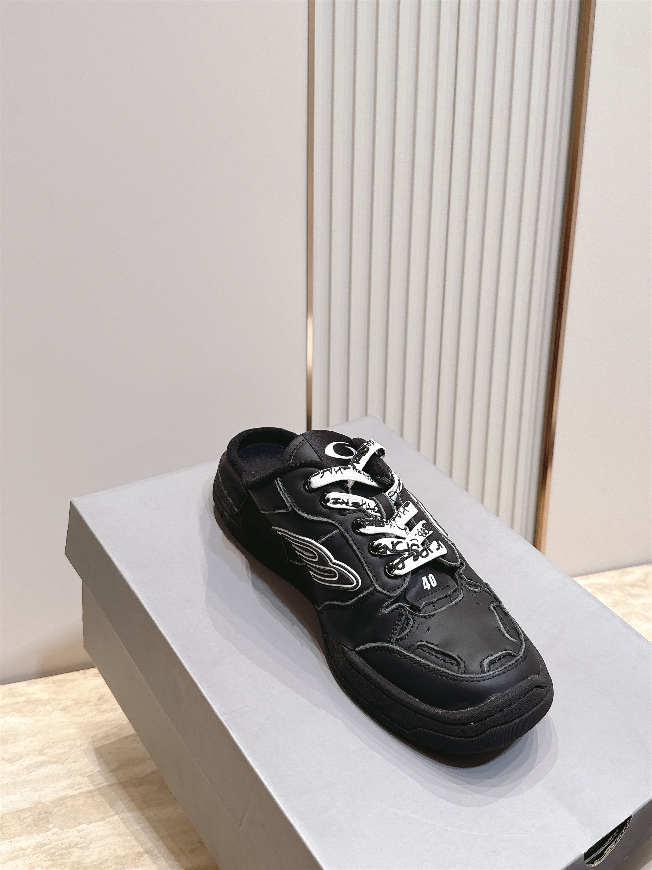 半拖款 顶版 BALENCIAGA 巴黎世家26 最新款 Monday Ultra 复古系带 情侣款 休闲鞋 半拖款 半拖款 顶版 BALENCIAGA 巴黎世家26 最新款 Monday Ultra 复古系带 情侣款 休闲鞋 半拖款