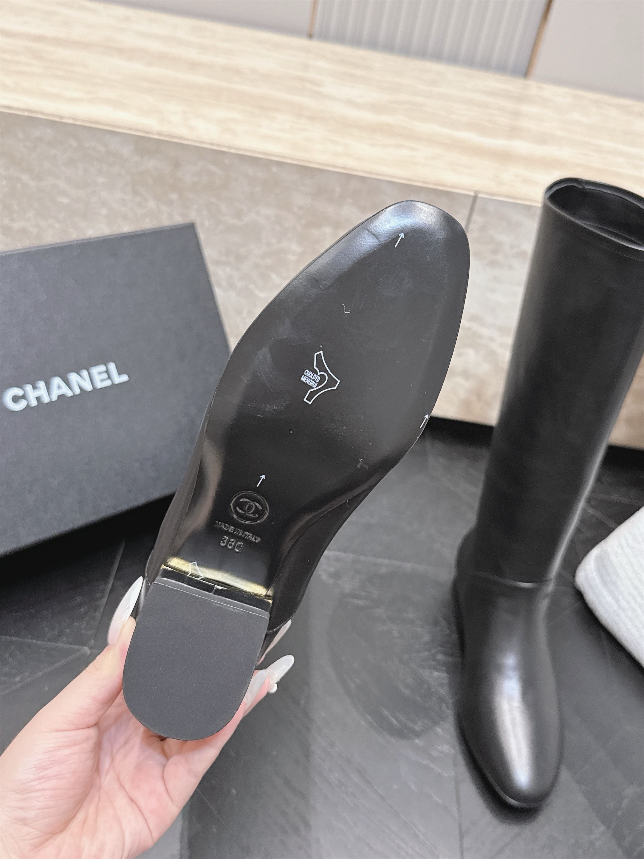 香奈儿 CHANEL 26秋冬新款靴系列 高筒靴马丁靴 骑士靴 经典百搭系列 秋冬季时尚 版型超正 每款靴型超显 香奈儿 CHANEL 26秋冬新款靴系列 高筒靴马丁靴 骑士靴 经典百搭系列 秋冬季时尚 版型超正 每款靴型超显