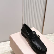Miu Miu缪缪26最新款褶皱搭扣乐福鞋 褶裥元素是整双鞋灵魂 打破传统乐福鞋单调轮廓 自带复古慵懒感 可调节金属圆 Miu Miu缪缪26最新款褶皱搭扣乐福鞋 褶裥元素是整双鞋灵魂 打破传统乐福鞋单调轮廓 自带复古慵懒感 可调节金属圆