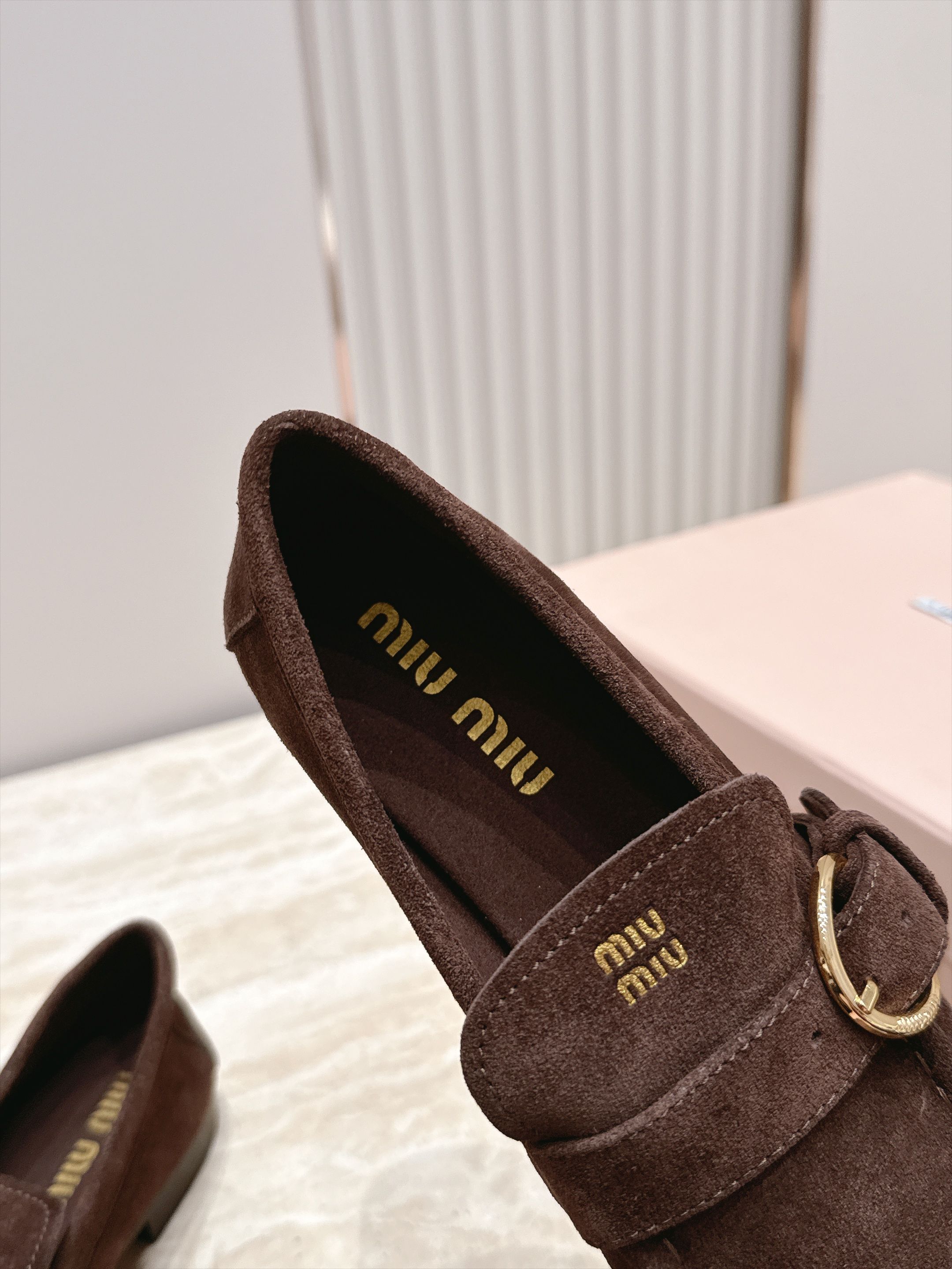 Miu Miu缪缪26最新款褶皱搭扣乐福鞋 褶裥元素是整双鞋灵魂 打破传统乐福鞋单调轮廓 自带复古慵懒感 可调节金属圆 Miu Miu缪缪26最新款褶皱搭扣乐福鞋 褶裥元素是整双鞋灵魂 打破传统乐福鞋单调轮廓 自带复古慵懒感 可调节金属圆