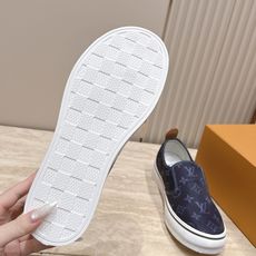 男款 LV路易威登L家 驴牌最新厚底丹宁牛仔布 压花 老花 厚底 休闲运动鞋 滑板鞋 原版购入开发 做货 这款Lagoo 男款 LV路易威登L家 驴牌最新厚底丹宁牛仔布 压花 老花 厚底 休闲运动鞋 滑板鞋 原版购入开发 做货 这款Lagoo