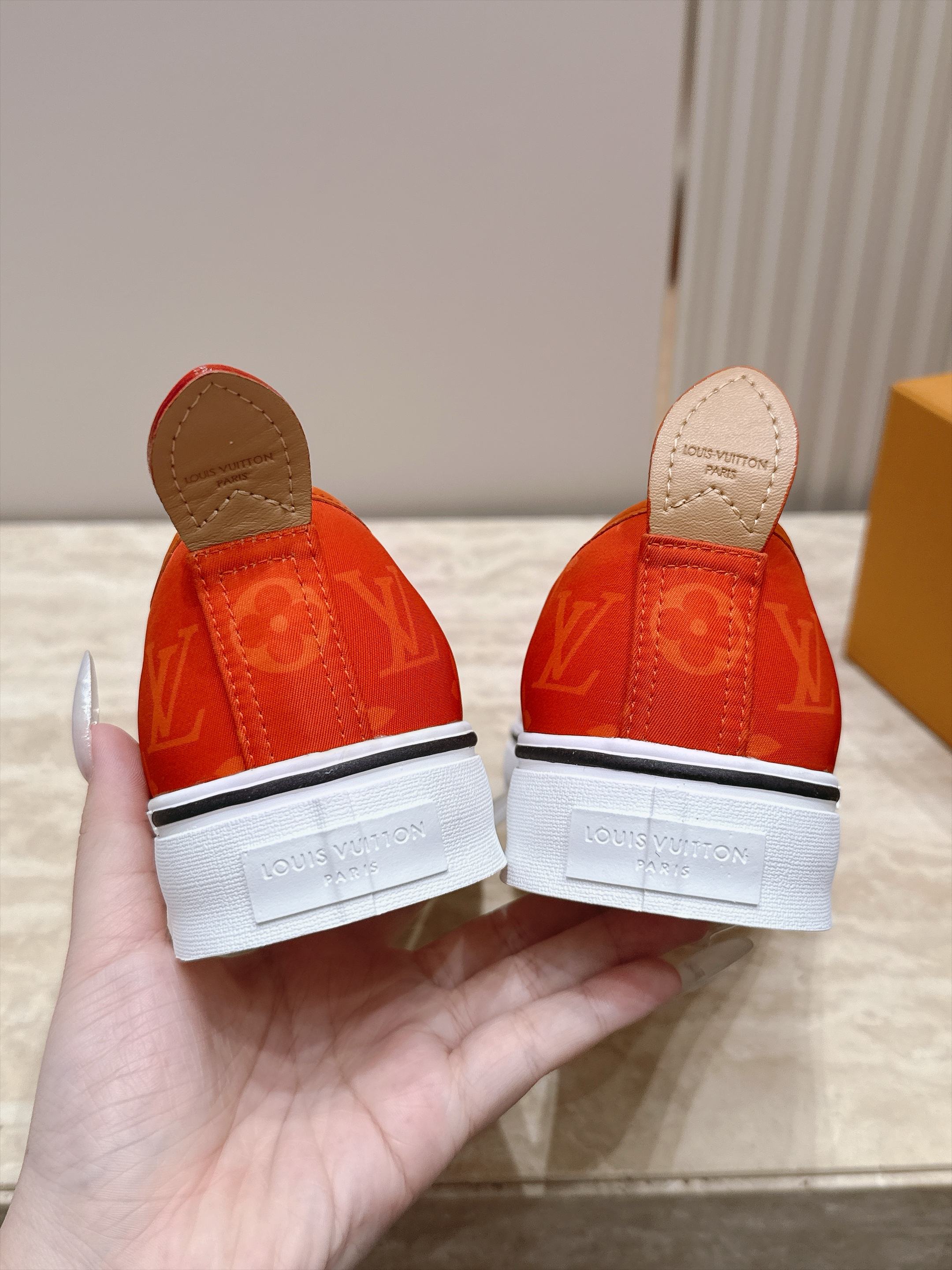 男款 LV路易威登L家 驴牌最新厚底丹宁牛仔布 压花 老花 厚底 休闲运动鞋 滑板鞋 原版购入开发 做货 这款Lagoo 男款 LV路易威登L家 驴牌最新厚底丹宁牛仔布 压花 老花 厚底 休闲运动鞋 滑板鞋 原版购入开发 做货 这款Lagoo