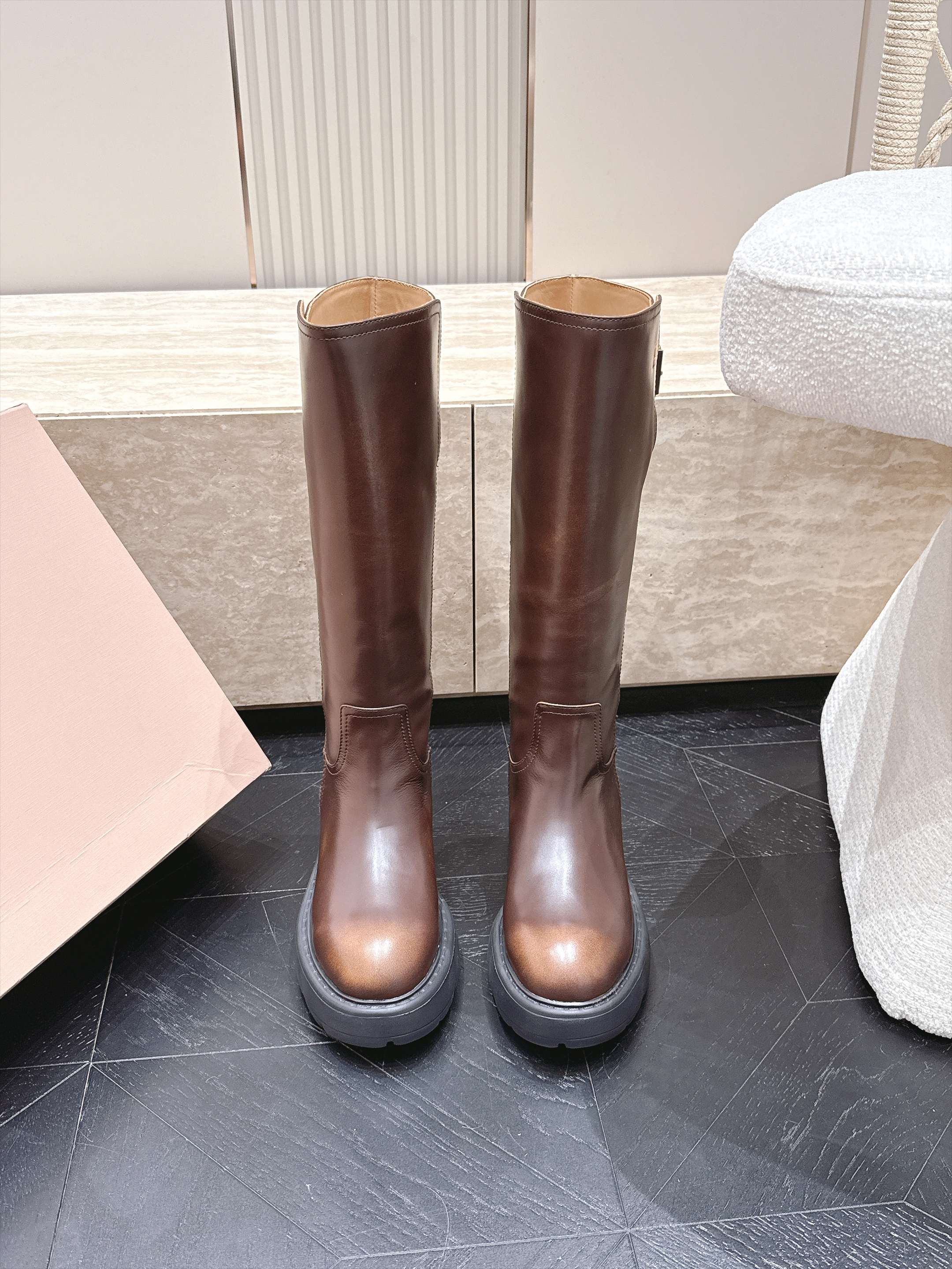顶级版本  miumiu26秋冬新款靴系列  高筒靴马丁靴  骑士靴  秋冬季时尚  版型超正 复古感 超级帅气 靴型超