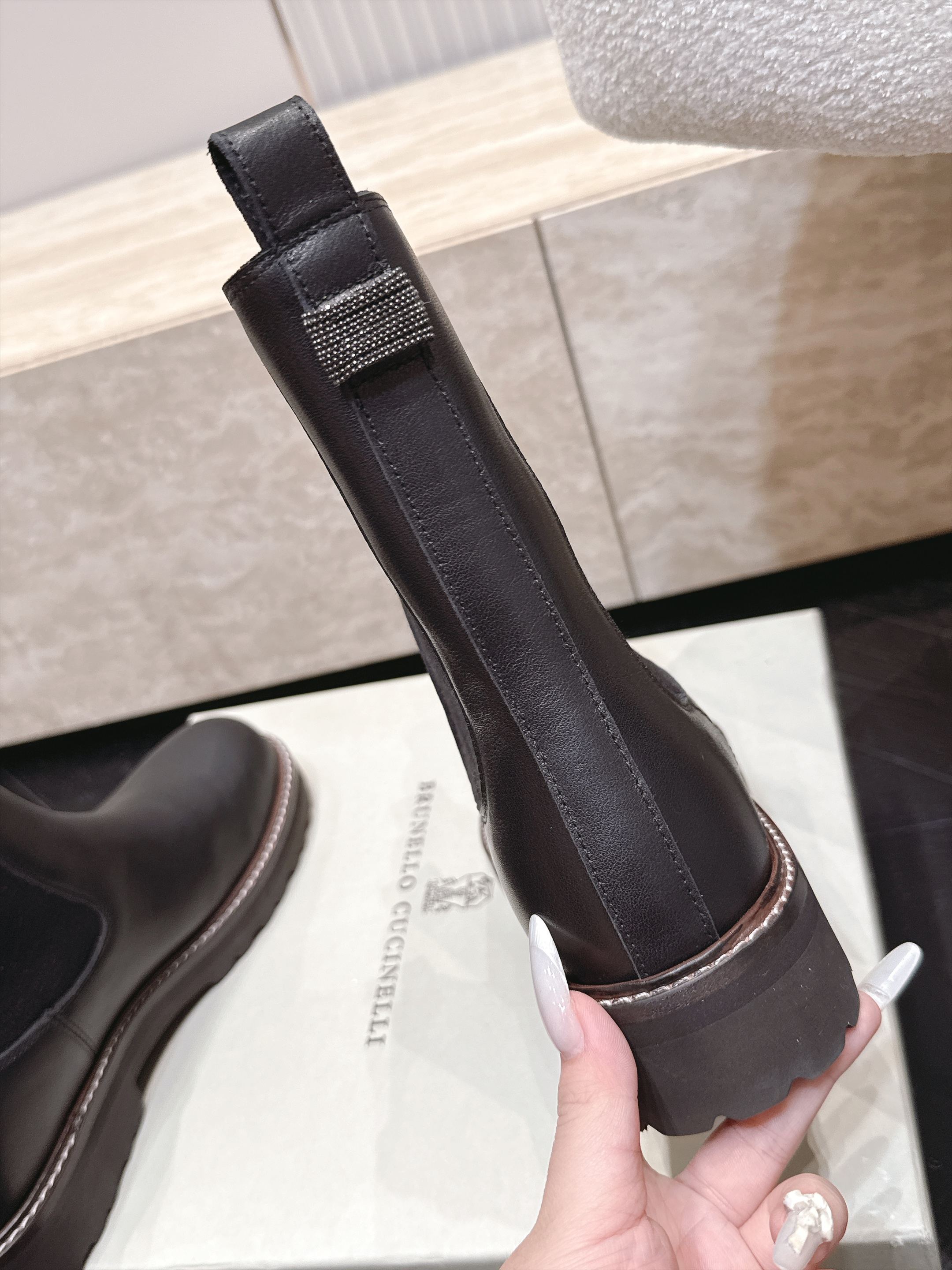 Brunello Cucinelli新款BC秋冬靴子系列 橡筋马丁靴 BC是意大利知名品牌，极简主义风格，优雅复古又高级