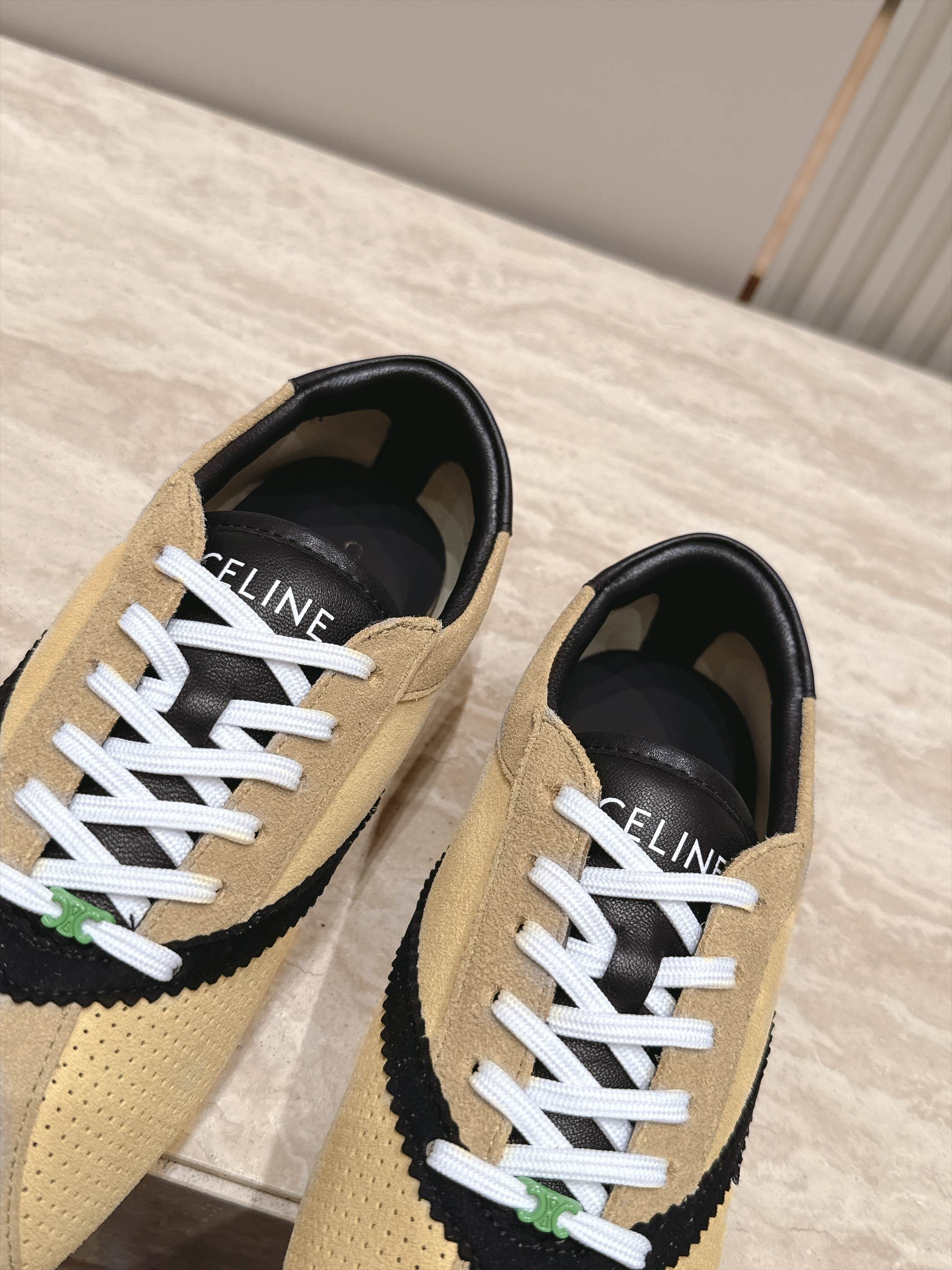 Celine 赛琳  26最新 德训鞋阿甘鞋休闲 运动鞋 这是充满街头感的一双鞋子，延续经典设计非常赞 这款鞋有它自己独