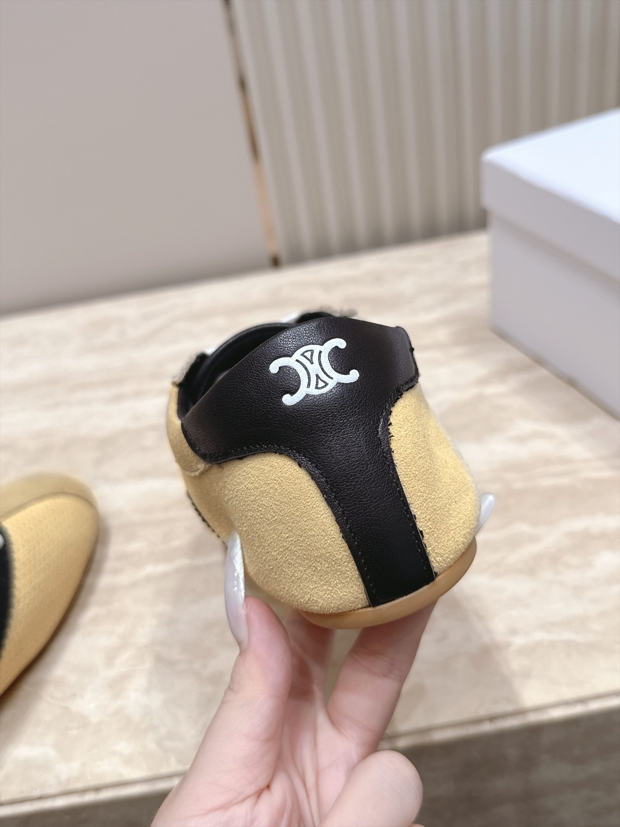 Celine 赛琳  26最新 德训鞋阿甘鞋休闲 运动鞋 这是充满街头感的一双鞋子，延续经典设计非常赞 这款鞋有它自己独