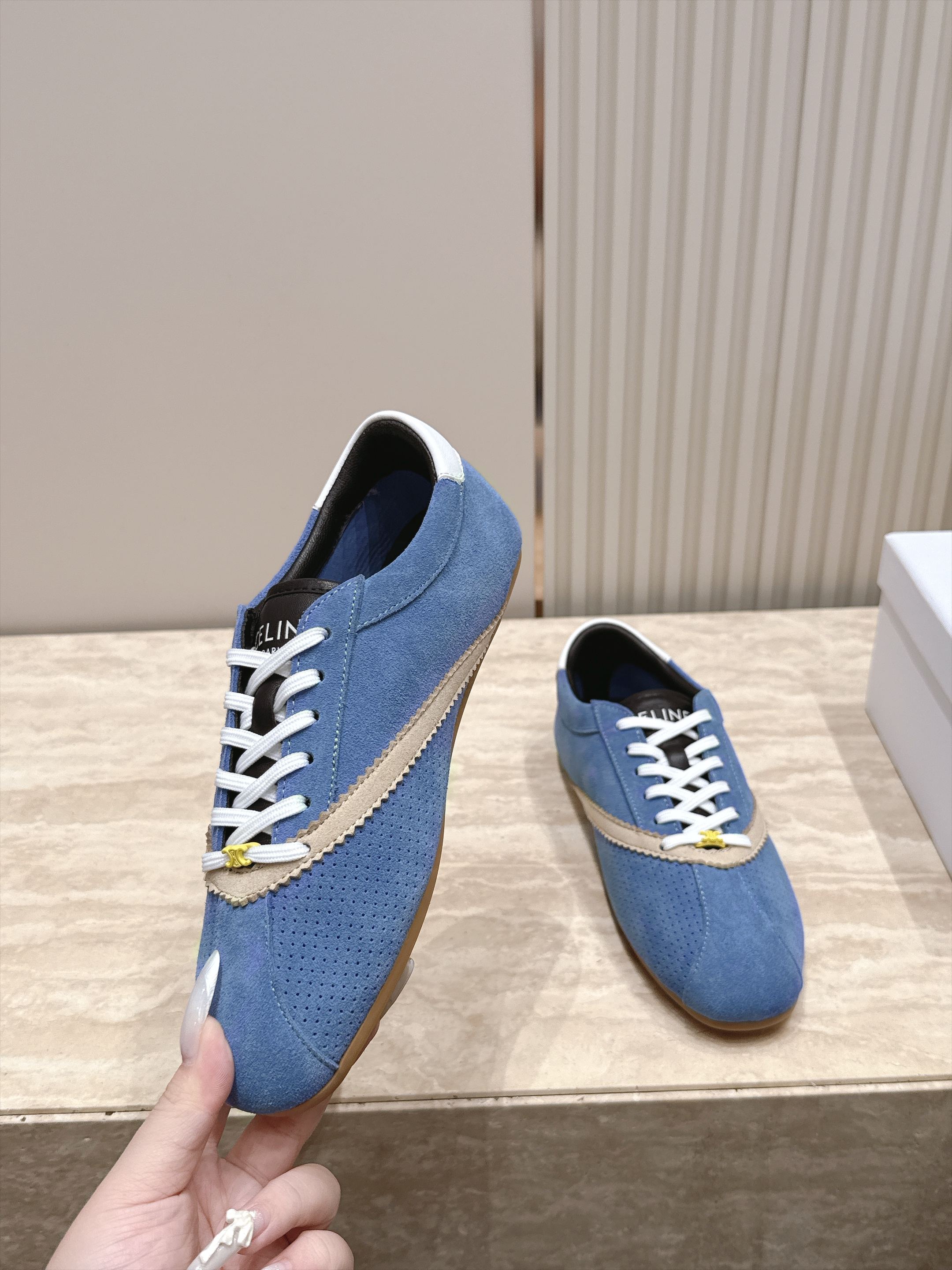 Celine 赛琳  26最新 德训鞋阿甘鞋休闲 运动鞋 这是充满街头感的一双鞋子，延续经典设计非常赞 这款鞋有它自己独