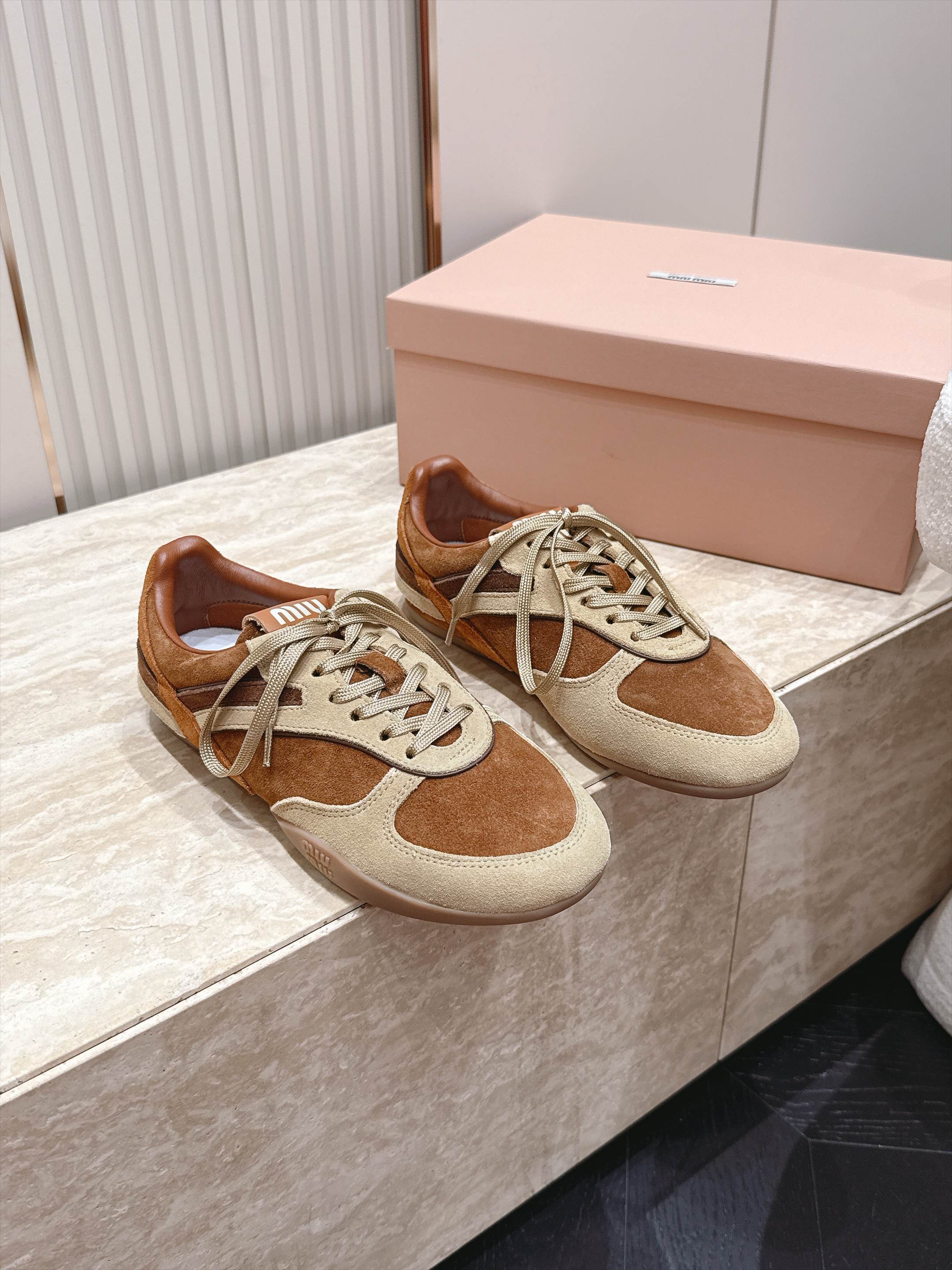 Miu Miu 26新款走秀系列 MiuMiu 德训鞋 休闲运动鞋 休闲鞋秀场工艺来自Miu Miu系列的细节特写 新季