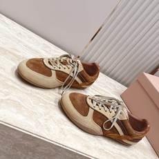 Miu Miu 26新款走秀系列 MiuMiu 德训鞋 休闲运动鞋 休闲鞋秀场工艺来自Miu Miu系列的细节特写 新季 Miu Miu 26新款走秀系列 MiuMiu 德训鞋 休闲运动鞋 休闲鞋秀场工艺来自Miu Miu系列的细节特写 新季