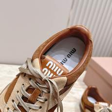 Miu Miu 26新款走秀系列 MiuMiu 德训鞋 休闲运动鞋 休闲鞋秀场工艺来自Miu Miu系列的细节特写 新季 Miu Miu 26新款走秀系列 MiuMiu 德训鞋 休闲运动鞋 休闲鞋秀场工艺来自Miu Miu系列的细节特写 新季