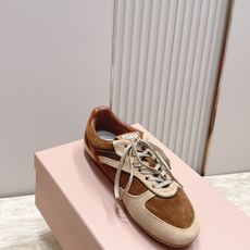 Miu Miu 26新款走秀系列 MiuMiu 德训鞋 休闲运动鞋 休闲鞋秀场工艺来自Miu Miu系列的细节特写 新季 Miu Miu 26新款走秀系列 MiuMiu 德训鞋 休闲运动鞋 休闲鞋秀场工艺来自Miu Miu系列的细节特写 新季