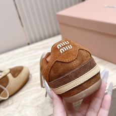 Miu Miu 26新款走秀系列 MiuMiu 德训鞋 休闲运动鞋 休闲鞋秀场工艺来自Miu Miu系列的细节特写 新季 Miu Miu 26新款走秀系列 MiuMiu 德训鞋 休闲运动鞋 休闲鞋秀场工艺来自Miu Miu系列的细节特写 新季