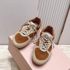 Miu Miu 26新款走秀系列 MiuMiu 德训鞋 休闲运动鞋 休闲鞋秀场工艺来自Miu Miu系列的细节特写 新季 Miu Miu 26新款走秀系列 MiuMiu 德训鞋 休闲运动鞋 休闲鞋秀场工艺来自Miu Miu系列的细节特写 新季