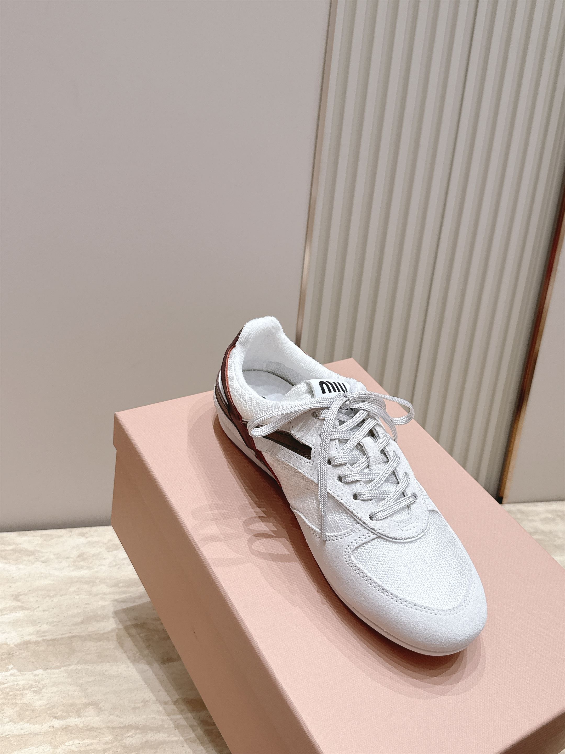 Miu Miu 26新款走秀系列 MiuMiu 德训鞋 休闲运动鞋 休闲鞋秀场工艺来自Miu Miu系列的细节特写 新季