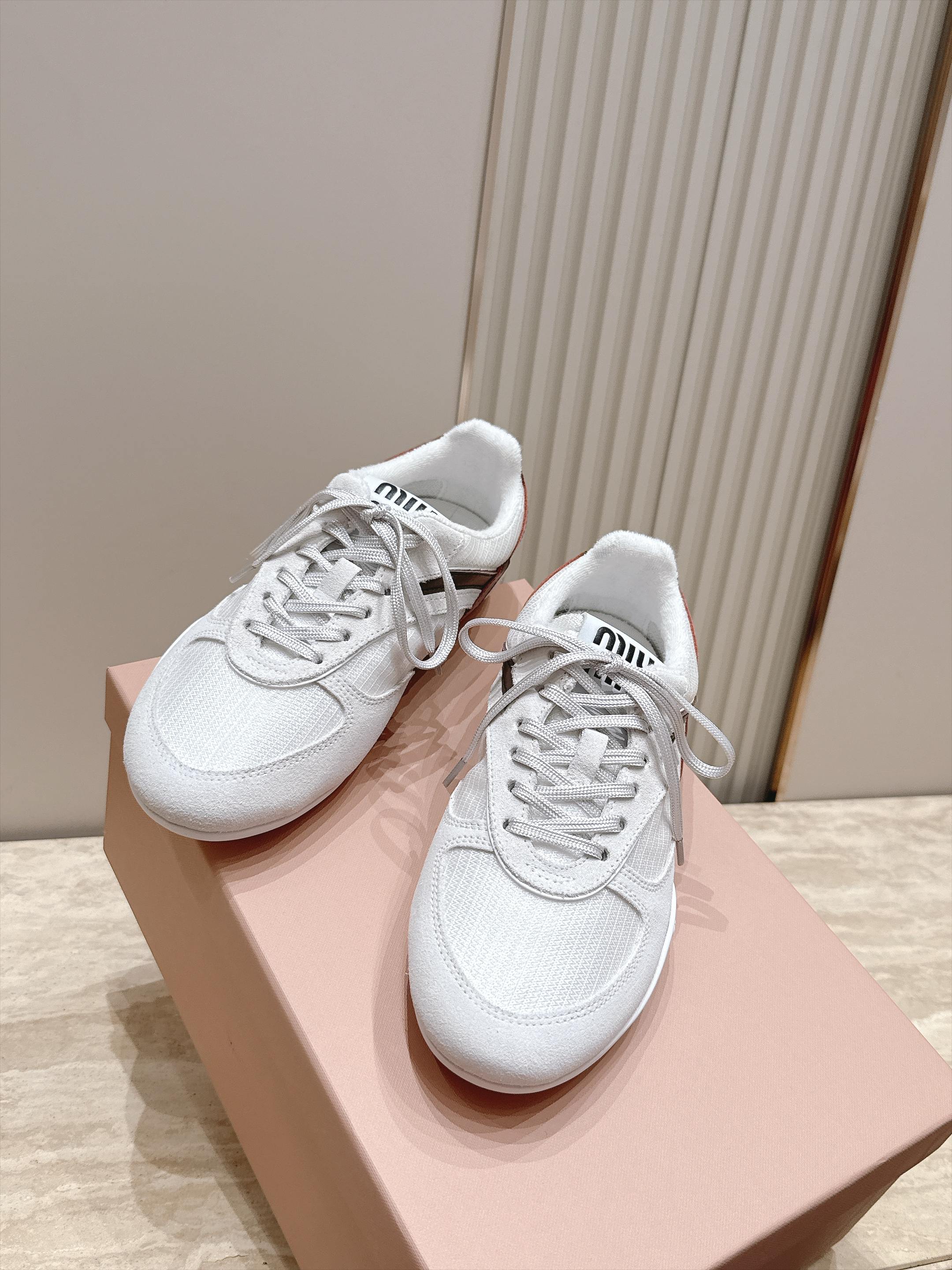Miu Miu 26新款走秀系列 MiuMiu 德训鞋 休闲运动鞋 休闲鞋秀场工艺来自Miu Miu系列的细节特写 新季