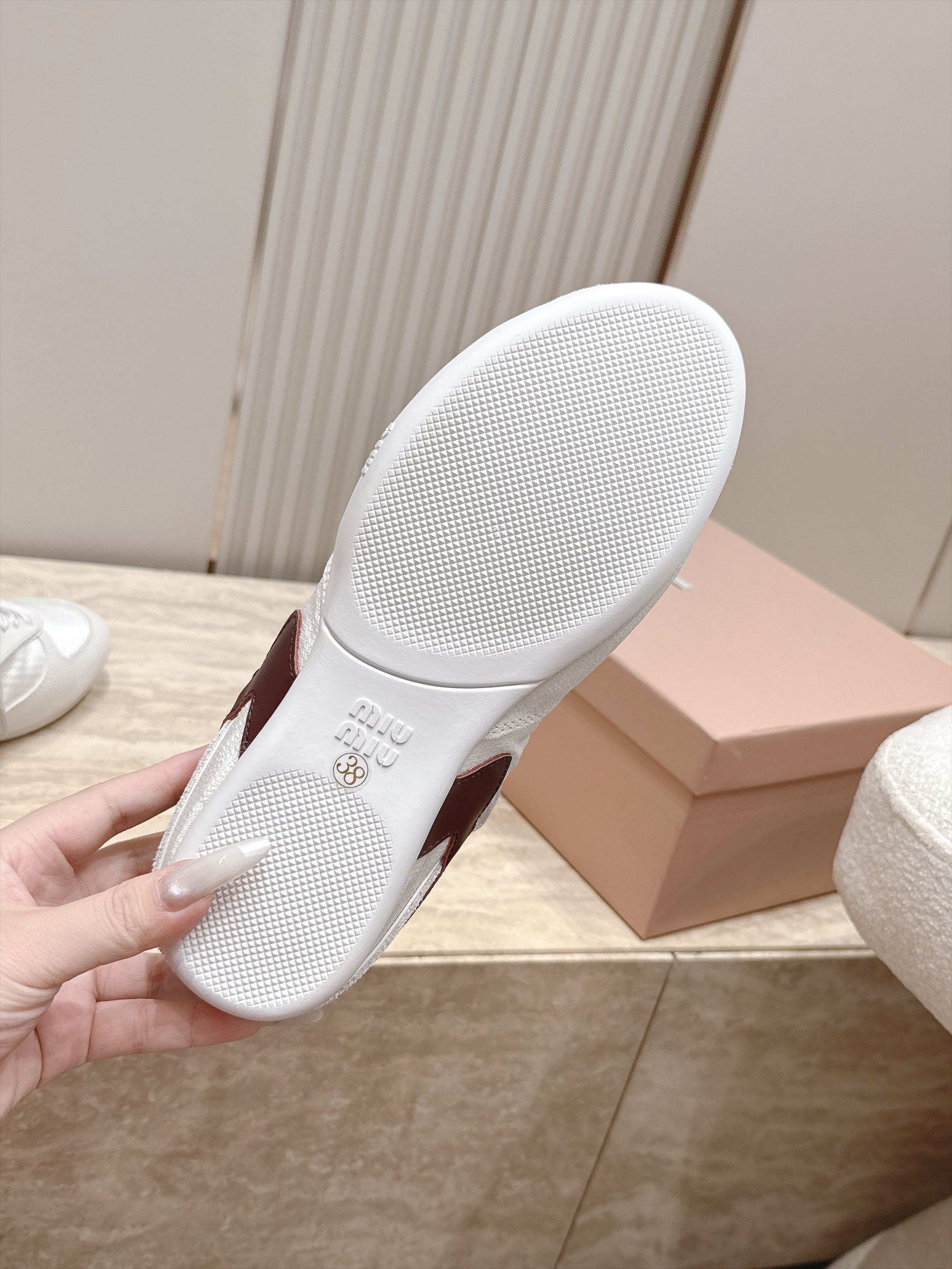 Miu Miu 26新款走秀系列 MiuMiu 德训鞋 休闲运动鞋 休闲鞋秀场工艺来自Miu Miu系列的细节特写 新季