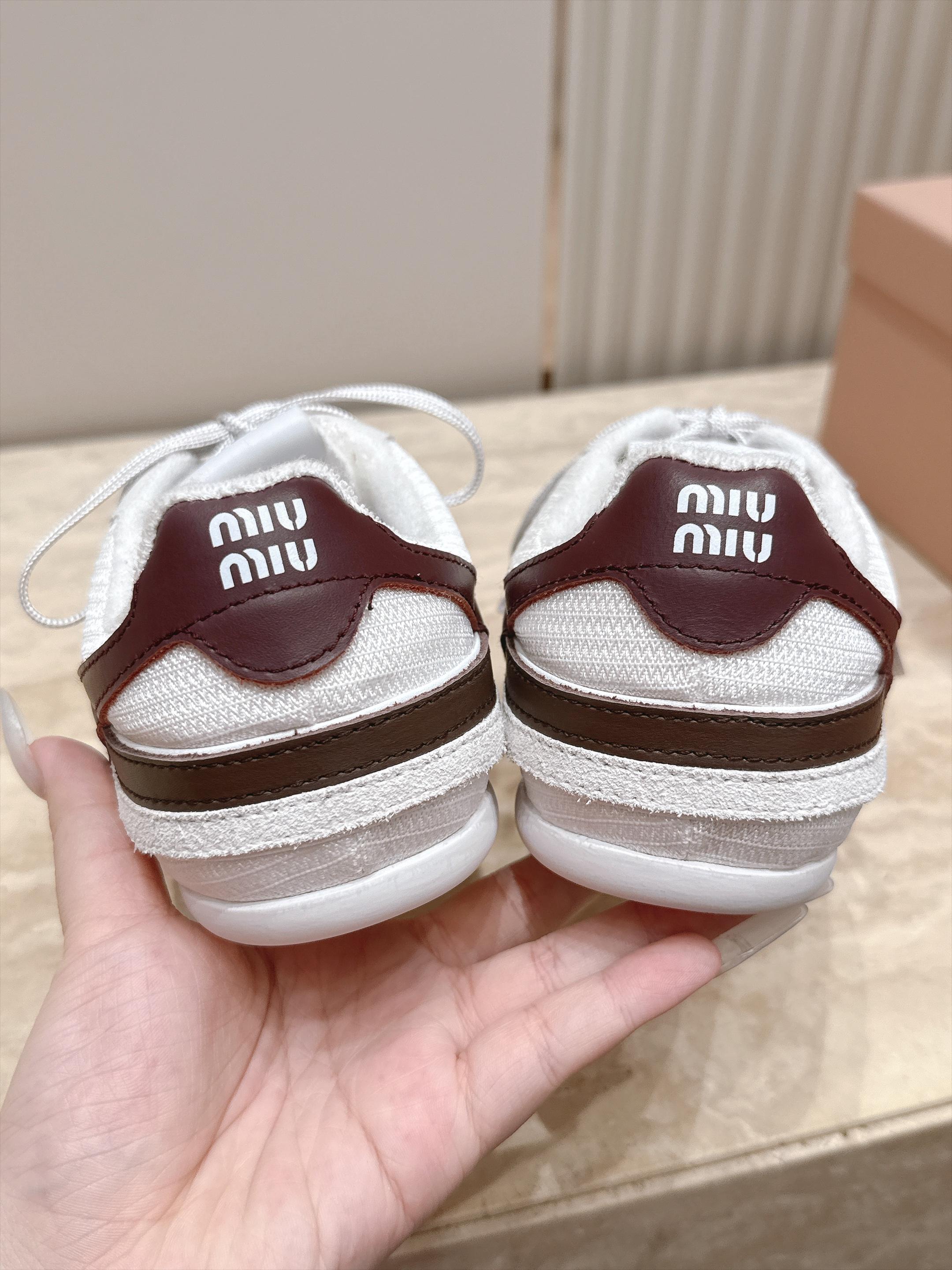 Miu Miu 26新款走秀系列 MiuMiu 德训鞋 休闲运动鞋 休闲鞋秀场工艺来自Miu Miu系列的细节特写 新季