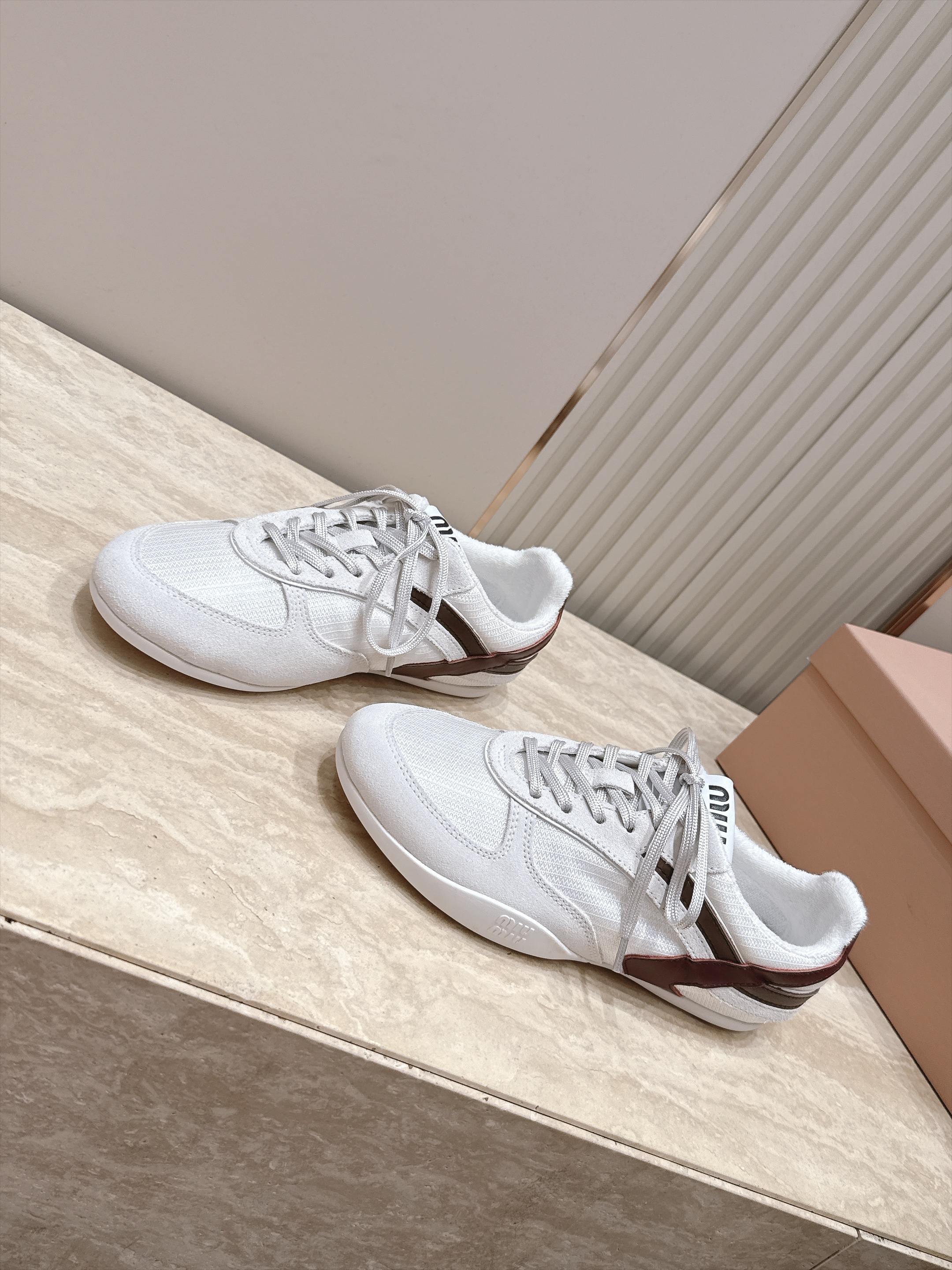 Miu Miu 26新款走秀系列 MiuMiu 德训鞋 休闲运动鞋 休闲鞋秀场工艺来自Miu Miu系列的细节特写 新季