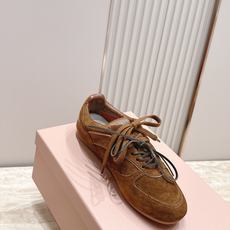 Miu Miu 26新款走秀系列 MiuMiu 德训鞋 休闲运动鞋 休闲鞋秀场工艺来自Miu Miu系列的细节特写 新季 Miu Miu 26新款走秀系列 MiuMiu 德训鞋 休闲运动鞋 休闲鞋秀场工艺来自Miu Miu系列的细节特写 新季