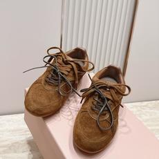 Miu Miu 26新款走秀系列 MiuMiu 德训鞋 休闲运动鞋 休闲鞋秀场工艺来自Miu Miu系列的细节特写 新季 Miu Miu 26新款走秀系列 MiuMiu 德训鞋 休闲运动鞋 休闲鞋秀场工艺来自Miu Miu系列的细节特写 新季