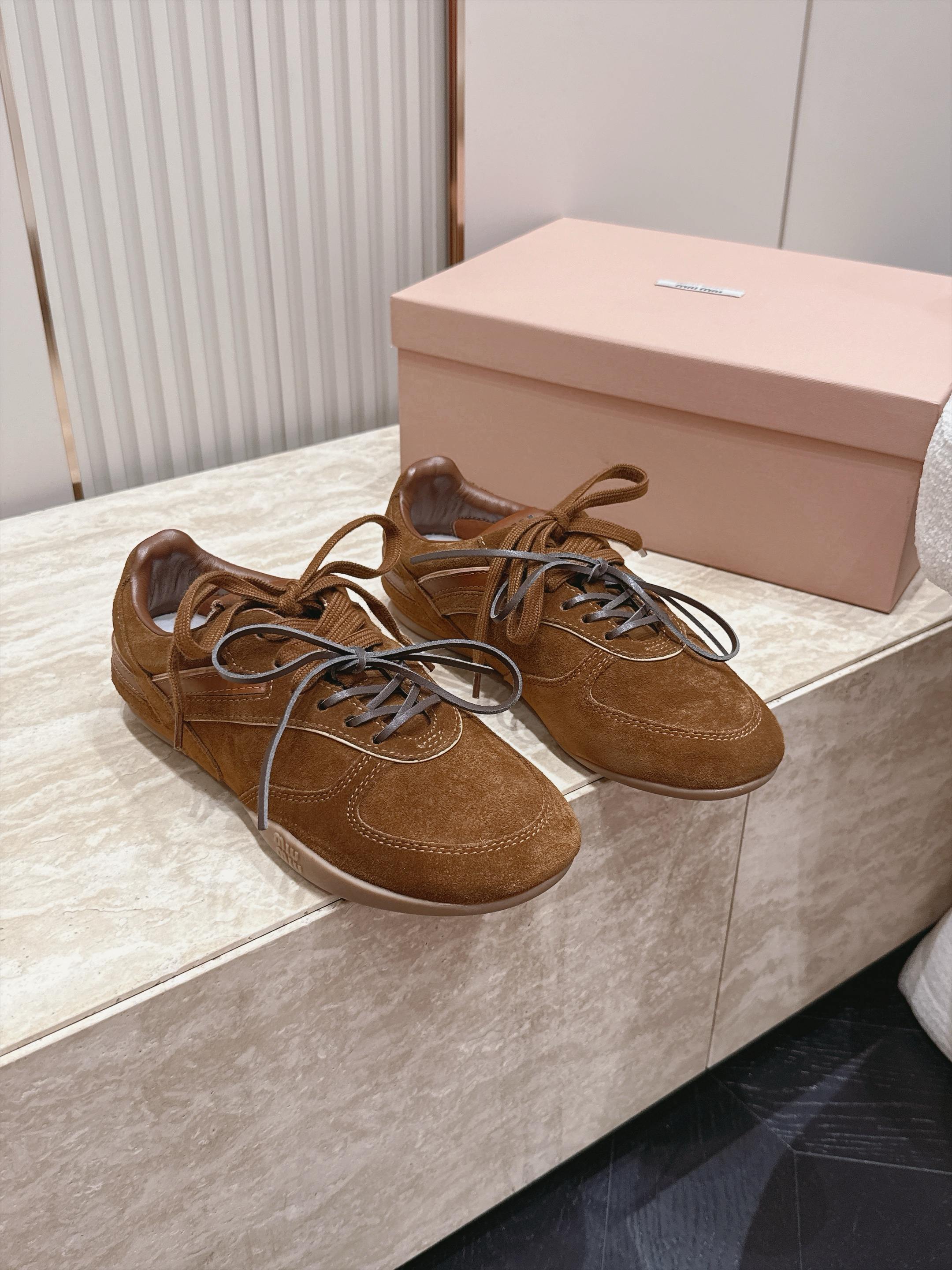 Miu Miu 26新款走秀系列 MiuMiu 德训鞋 休闲运动鞋 休闲鞋秀场工艺来自Miu Miu系列的细节特写 新季