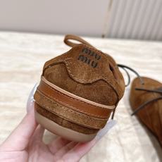 Miu Miu 26新款走秀系列 MiuMiu 德训鞋 休闲运动鞋 休闲鞋秀场工艺来自Miu Miu系列的细节特写 新季 Miu Miu 26新款走秀系列 MiuMiu 德训鞋 休闲运动鞋 休闲鞋秀场工艺来自Miu Miu系列的细节特写 新季