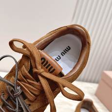 Miu Miu 26新款走秀系列 MiuMiu 德训鞋 休闲运动鞋 休闲鞋秀场工艺来自Miu Miu系列的细节特写 新季 Miu Miu 26新款走秀系列 MiuMiu 德训鞋 休闲运动鞋 休闲鞋秀场工艺来自Miu Miu系列的细节特写 新季