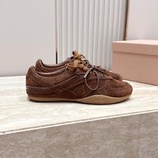 Miu Miu 26新款走秀系列 MiuMiu 德训鞋 休闲运动鞋 休闲鞋秀场工艺来自Miu Miu系列的细节特写 新季 Miu Miu 26新款走秀系列 MiuMiu 德训鞋 休闲运动鞋 休闲鞋秀场工艺来自Miu Miu系列的细节特写 新季