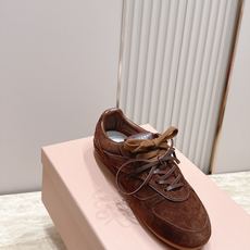 Miu Miu 26新款走秀系列 MiuMiu 德训鞋 休闲运动鞋 休闲鞋秀场工艺来自Miu Miu系列的细节特写 新季 Miu Miu 26新款走秀系列 MiuMiu 德训鞋 休闲运动鞋 休闲鞋秀场工艺来自Miu Miu系列的细节特写 新季